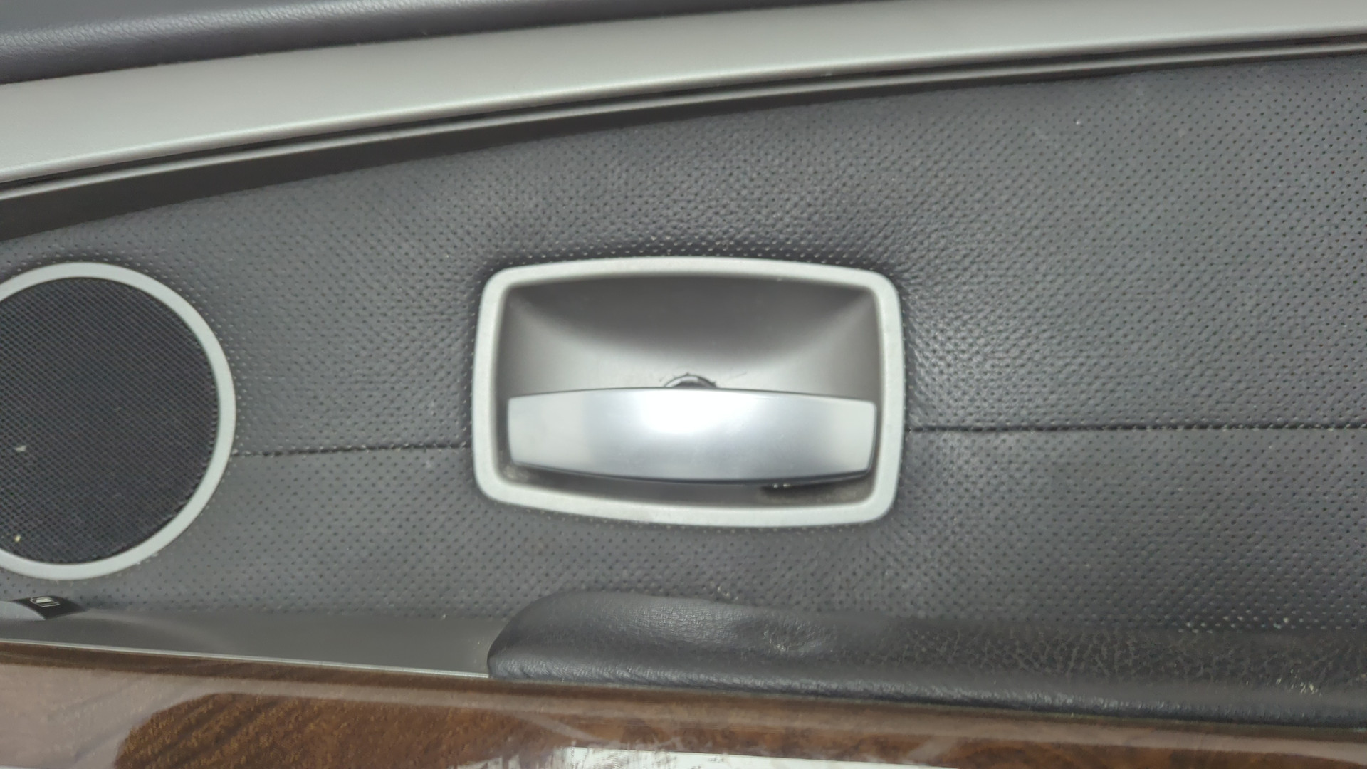 Обшивка двери передней правой