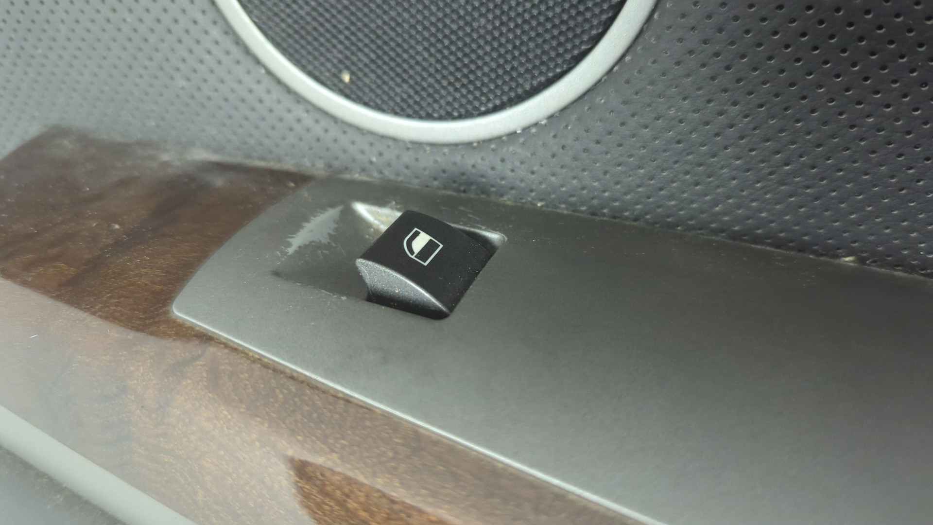 Обшивка двери передней правой