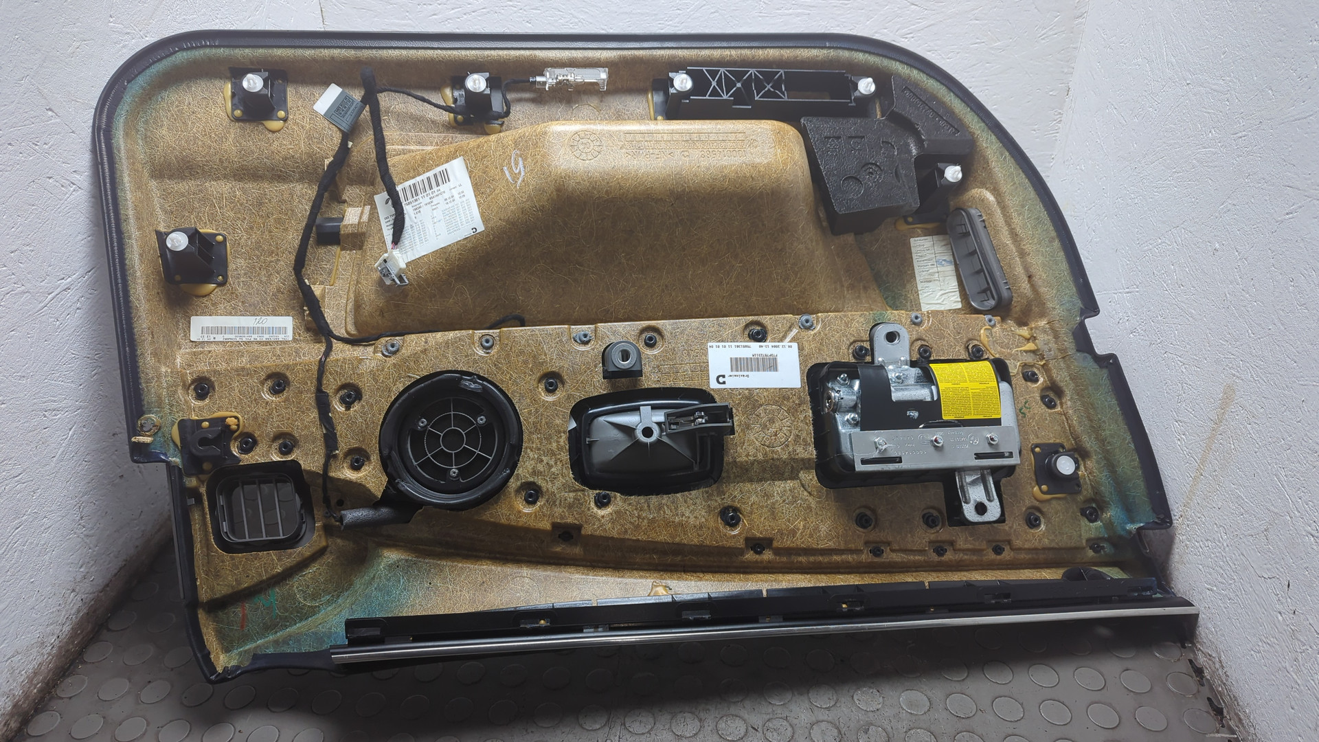 Обшивка двери передней правой