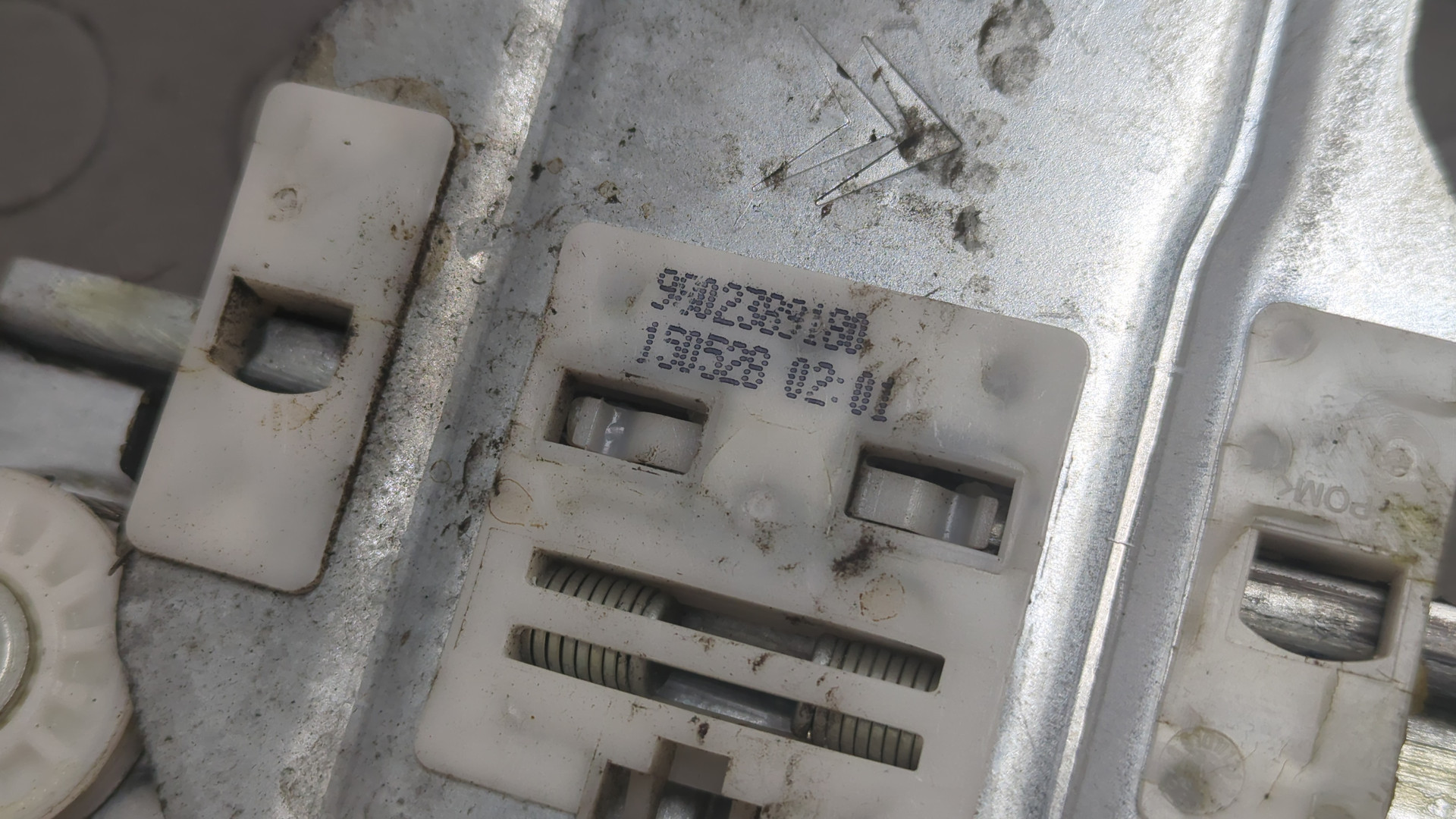 Стеклоподъемник электр. передний правый