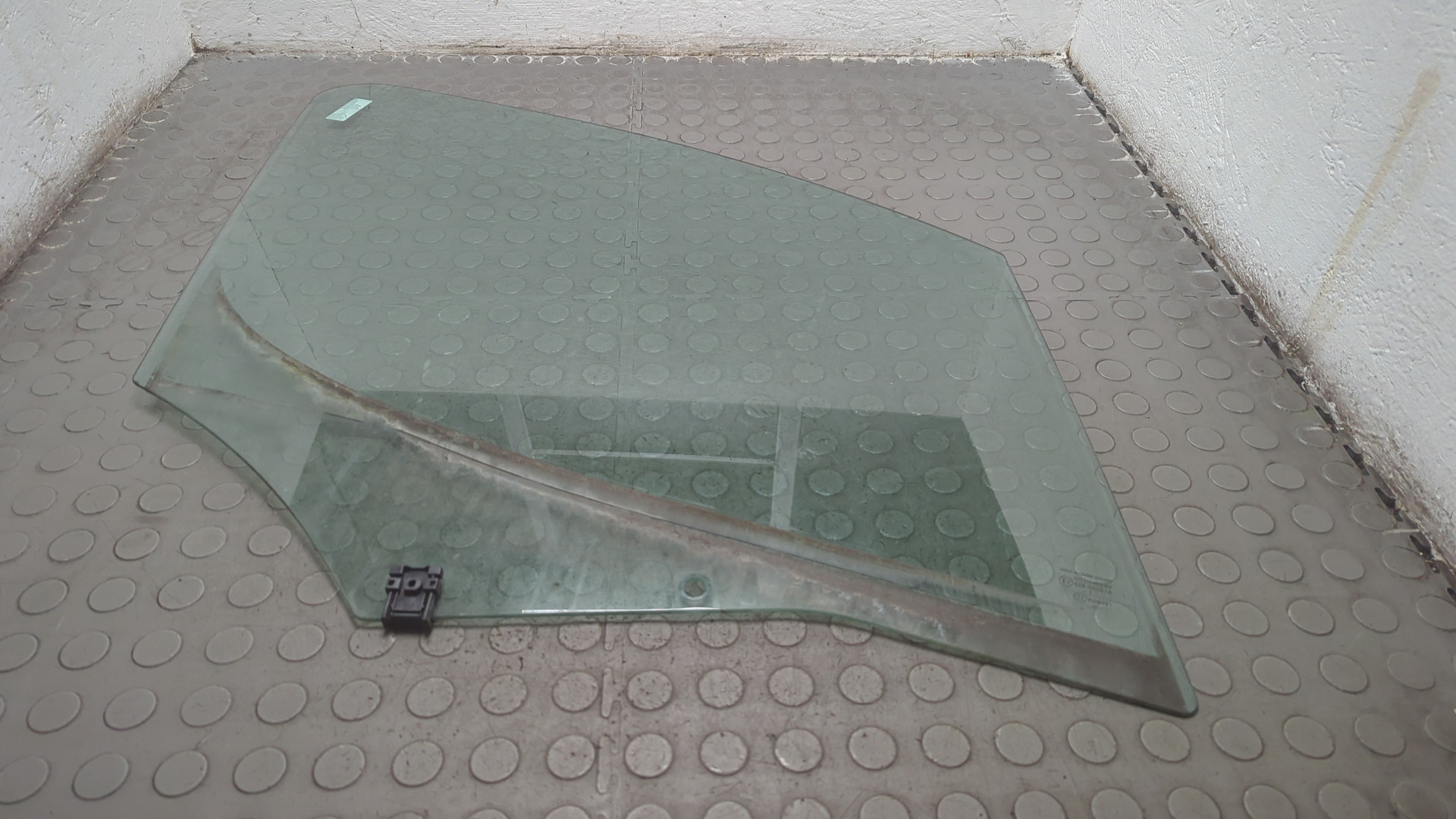 Стекло двери передней правой