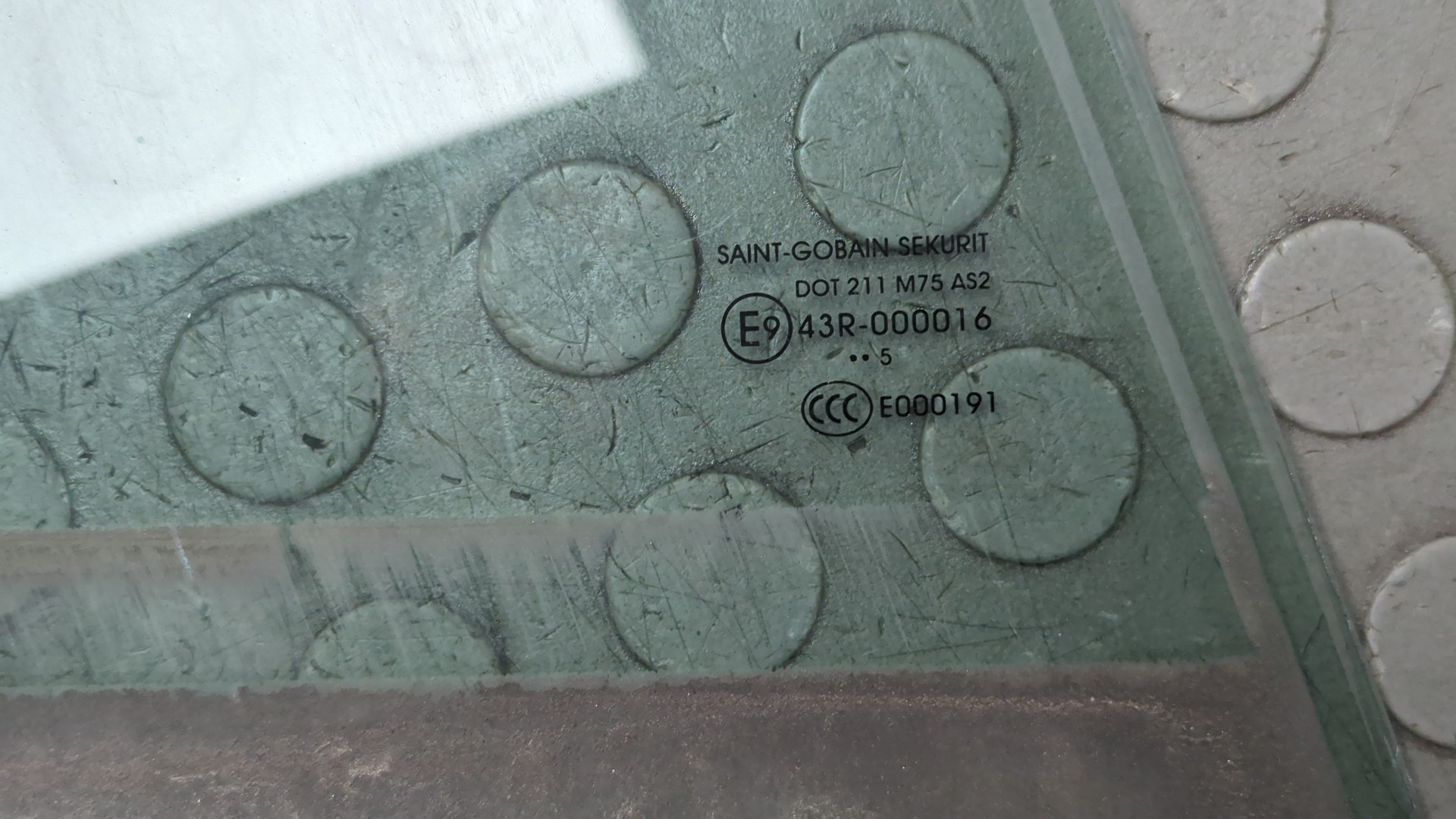 Стекло двери передней правой