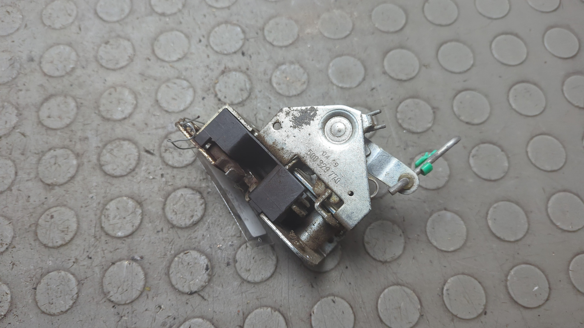 Замок двери задней правой