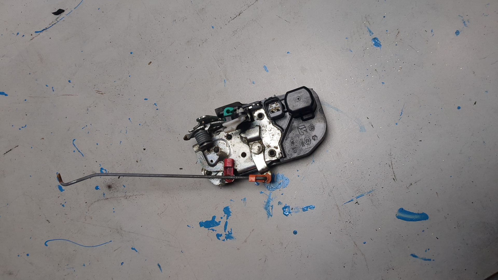 Замок двери передней левой