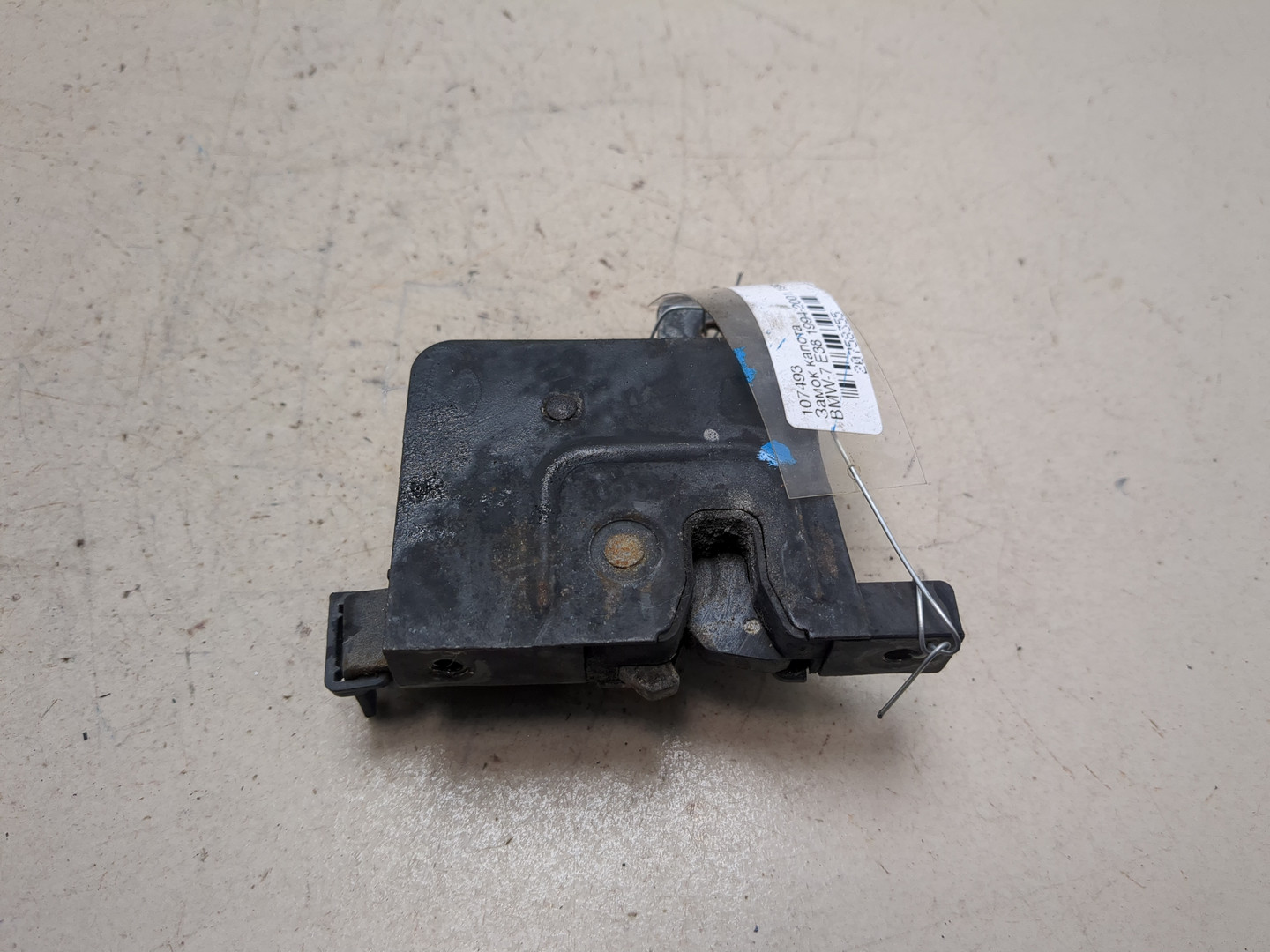 Замок капота