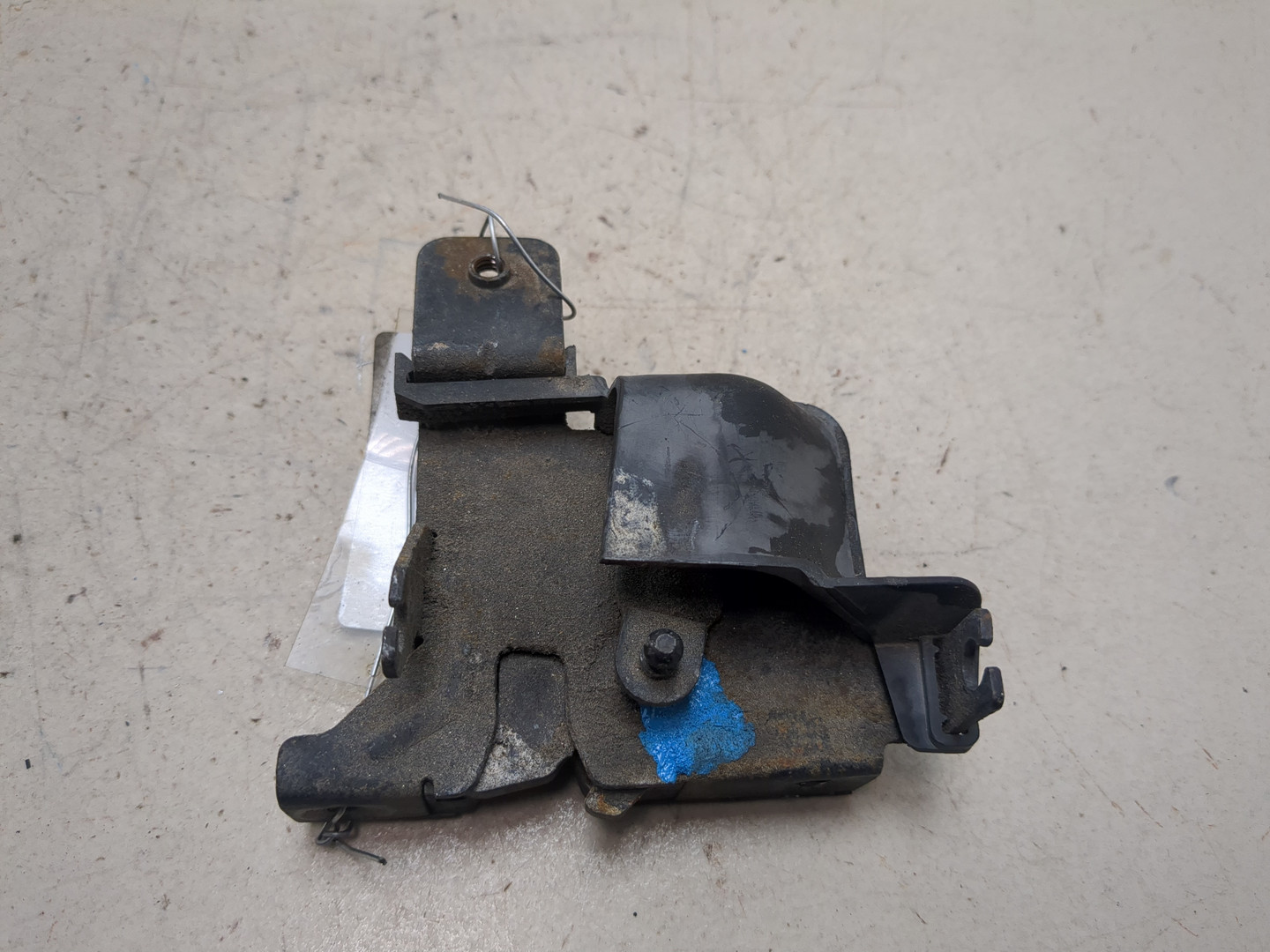 Замок капота