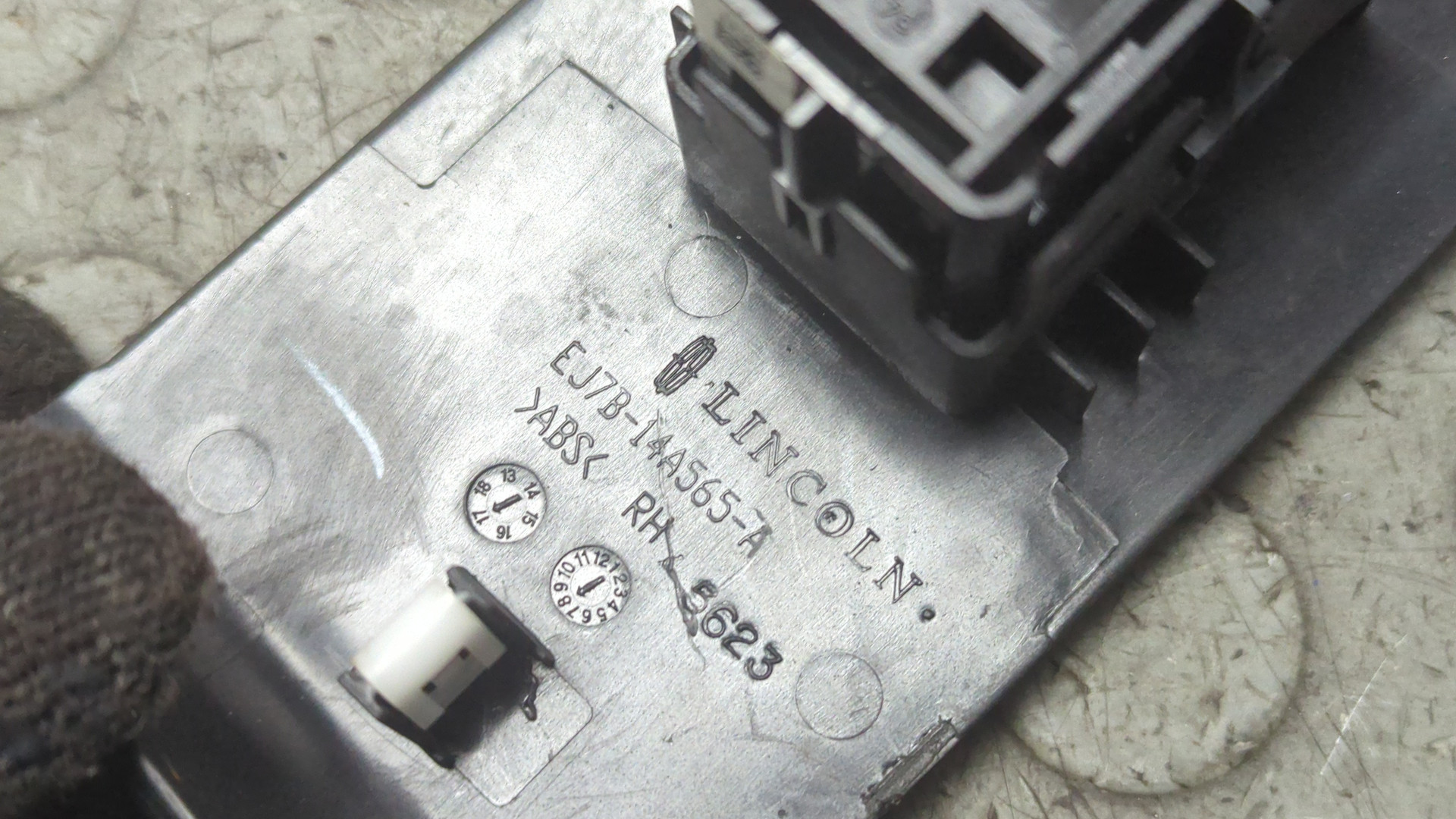 Кнопка стеклоподъемника