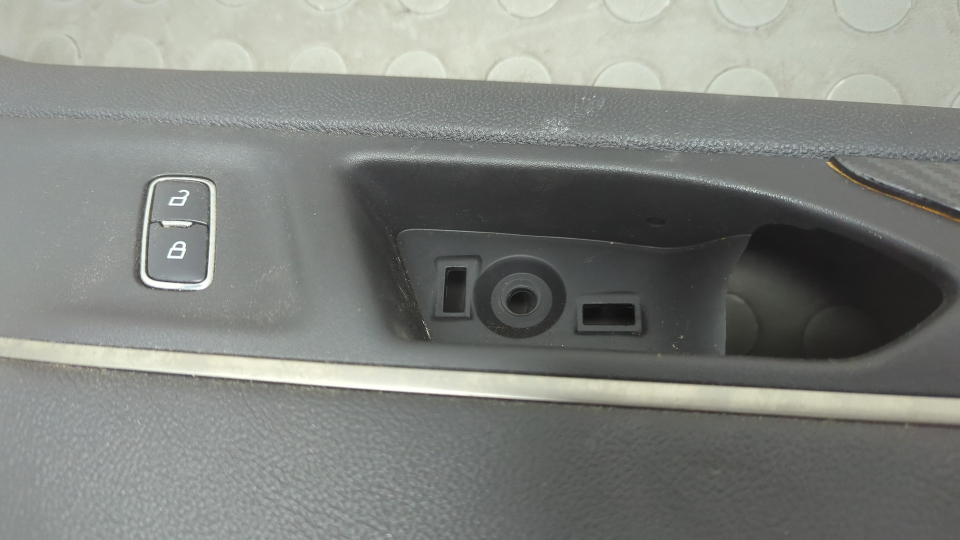 Обшивка двери передней правой