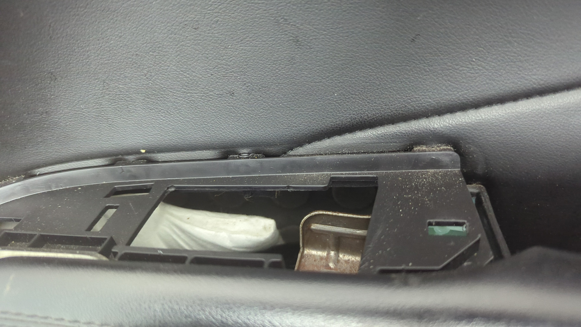 Обшивка двери передней правой