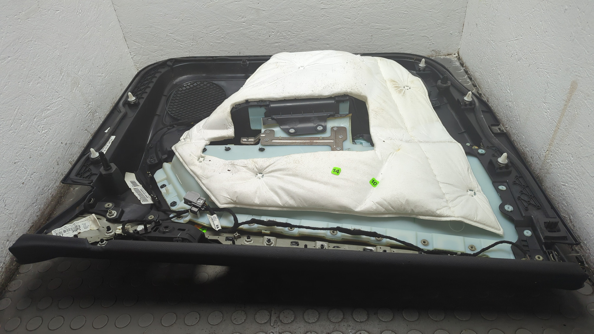 Обшивка двери передней правой