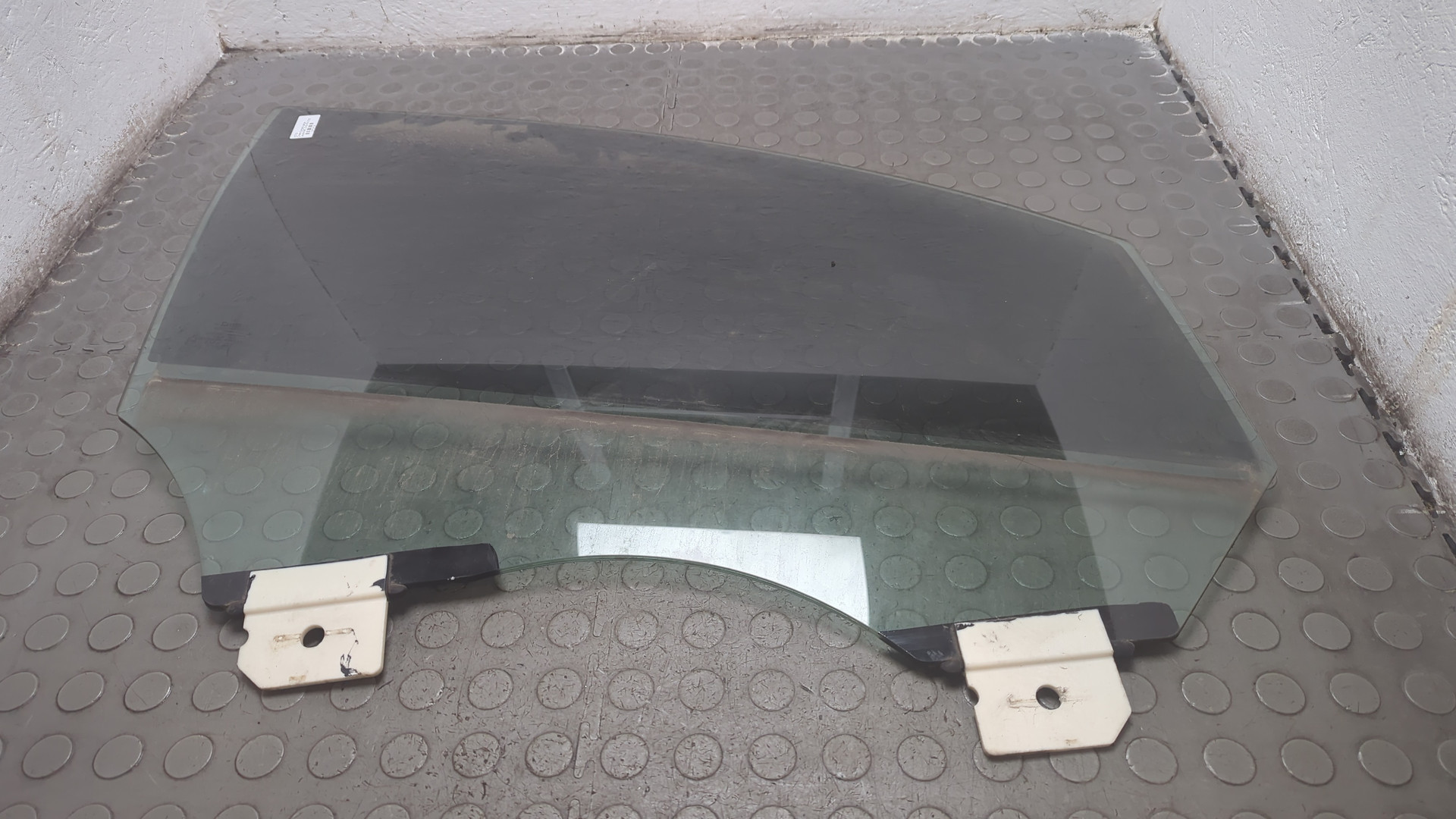 Стекло двери передней правой