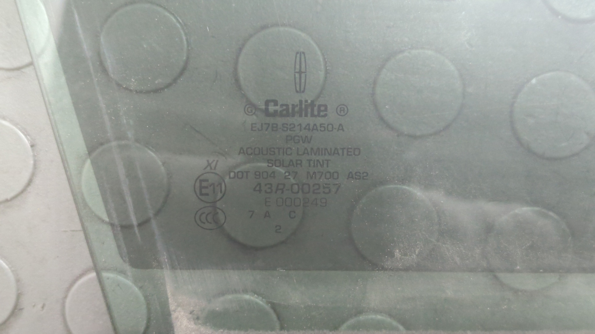 Стекло двери передней правой