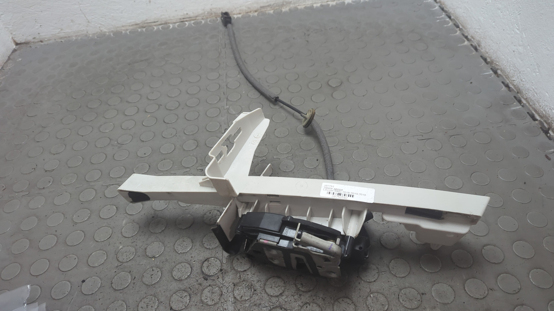 Замок двери передней правой