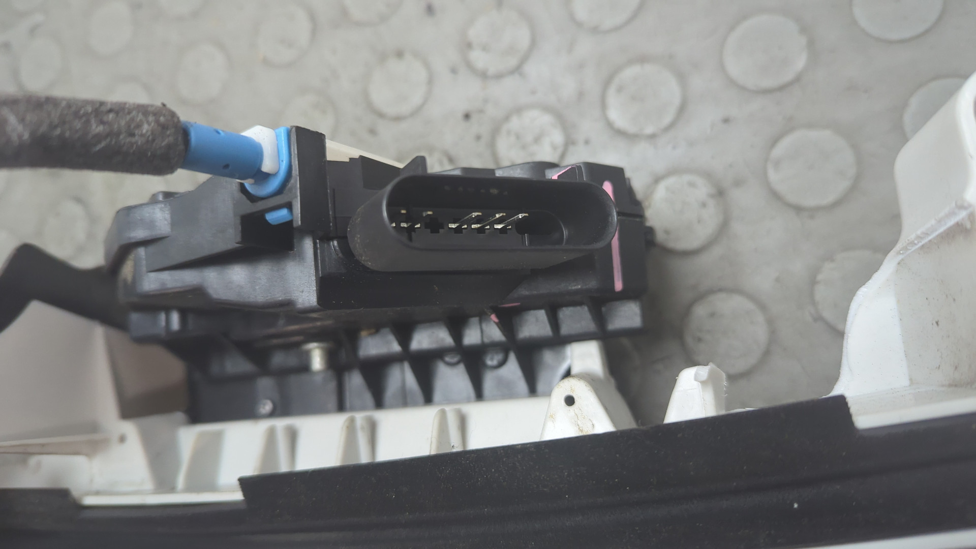 Замок двери передней правой