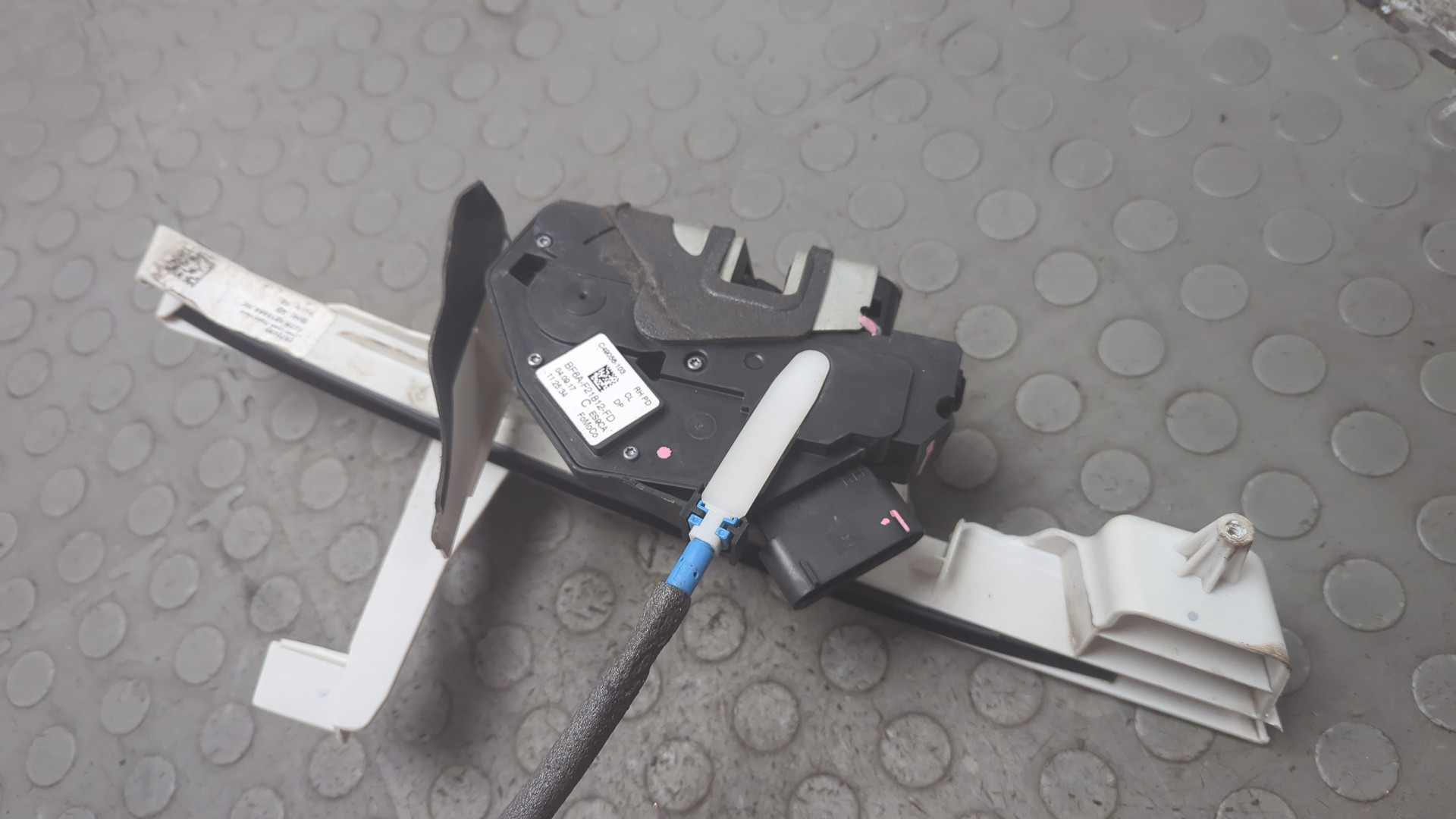 Замок двери передней правой