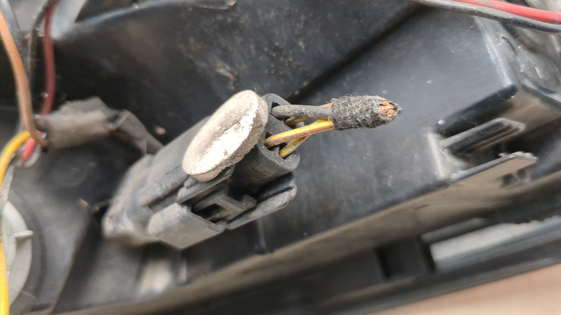 Фонарь задний левый