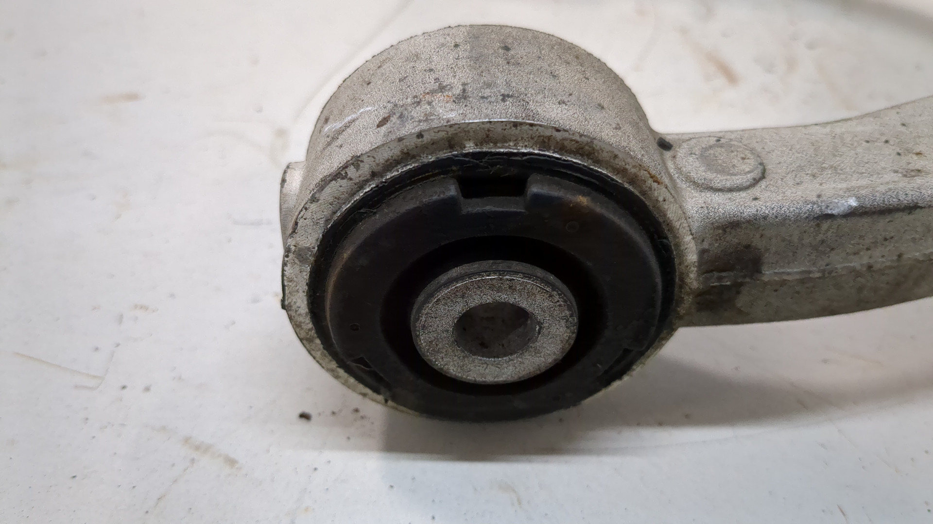 Рычаг передний правый