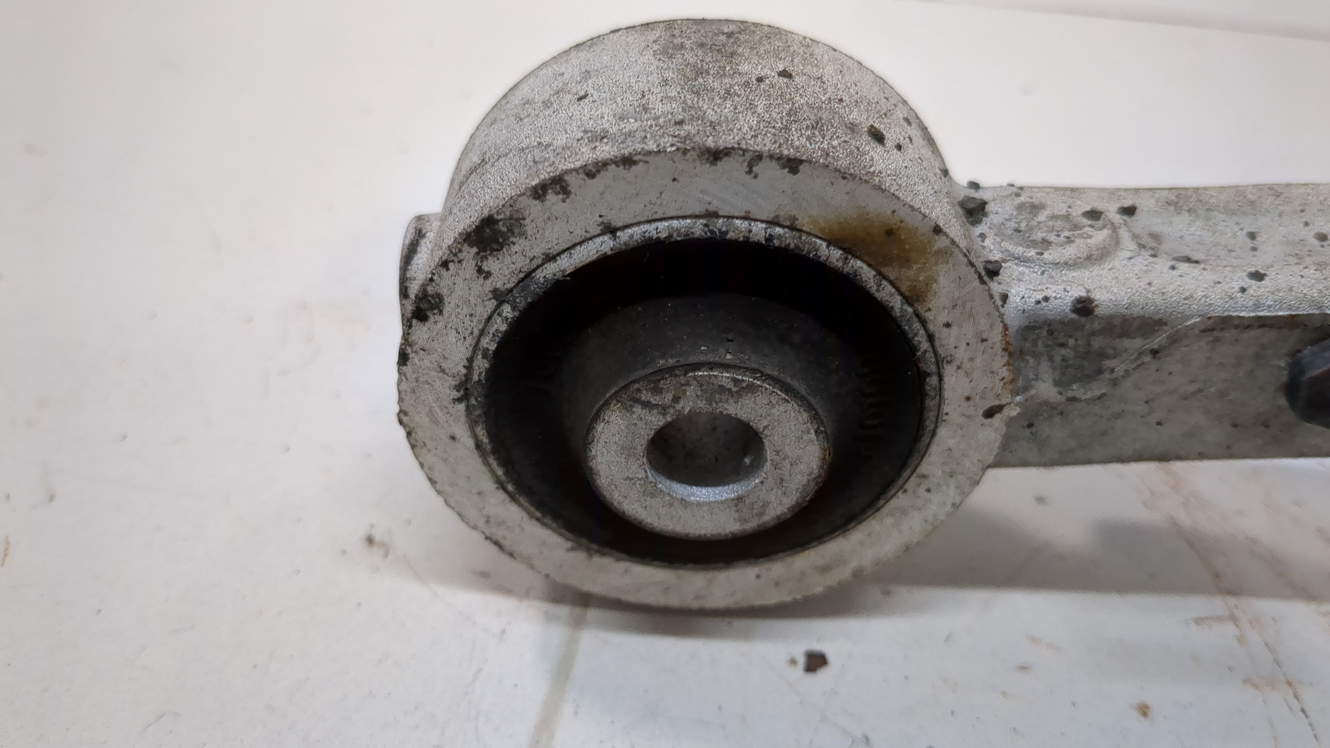 Рычаг передний правый