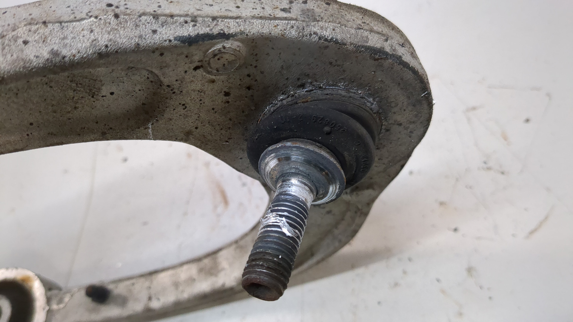 Рычаг передний правый