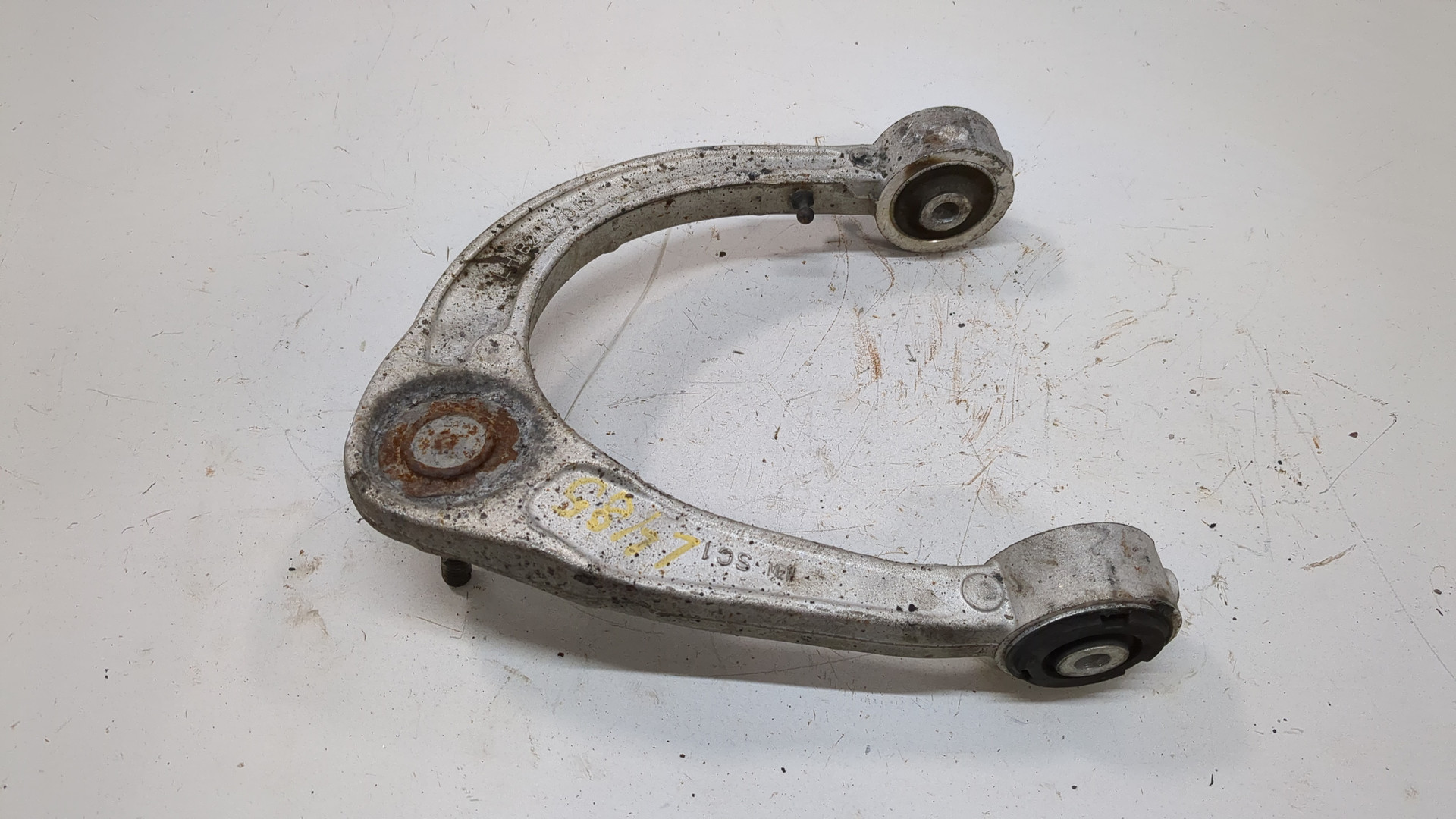 Рычаг передний левый