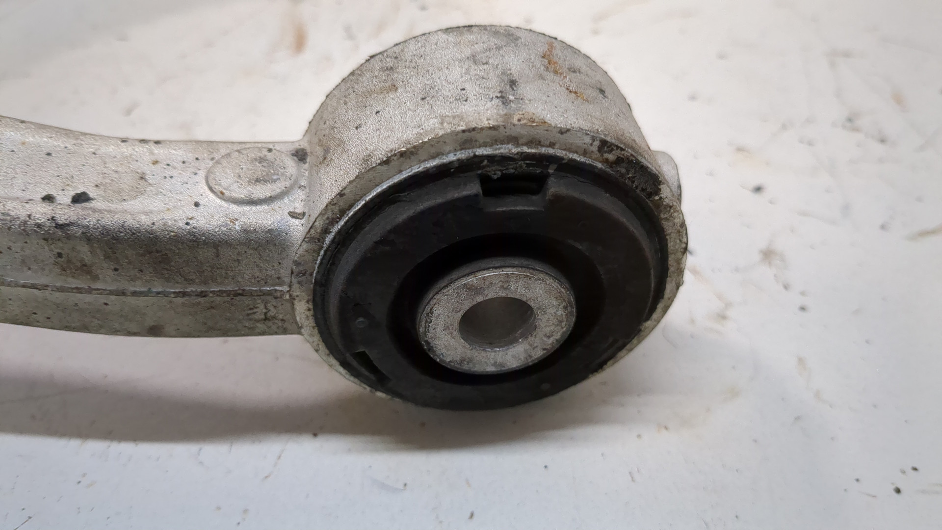 Рычаг передний левый