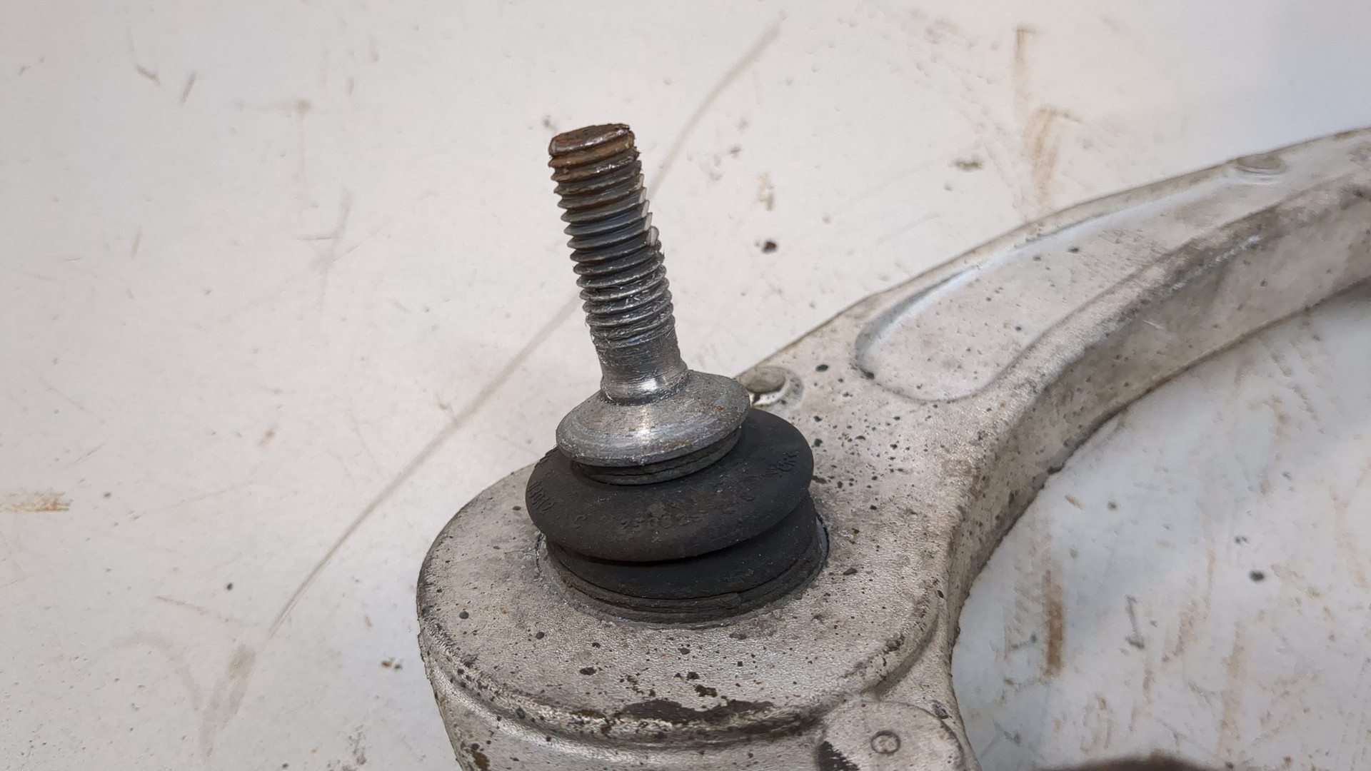 Рычаг передний левый