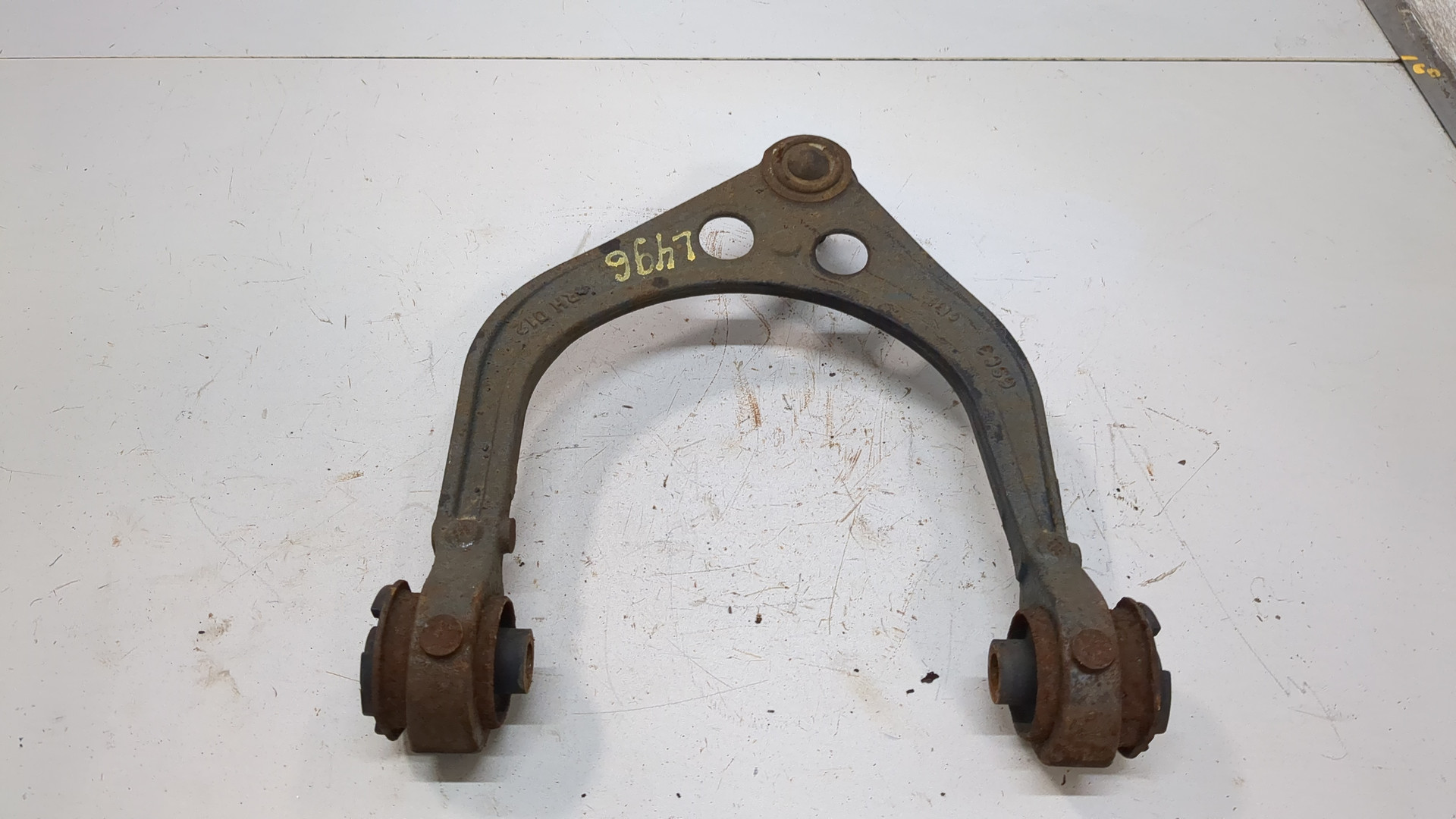 Рычаг передний правый