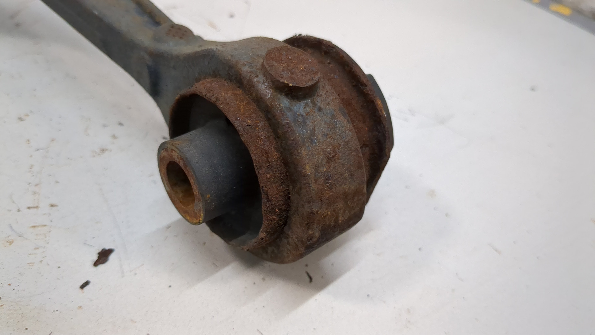 Рычаг передний правый