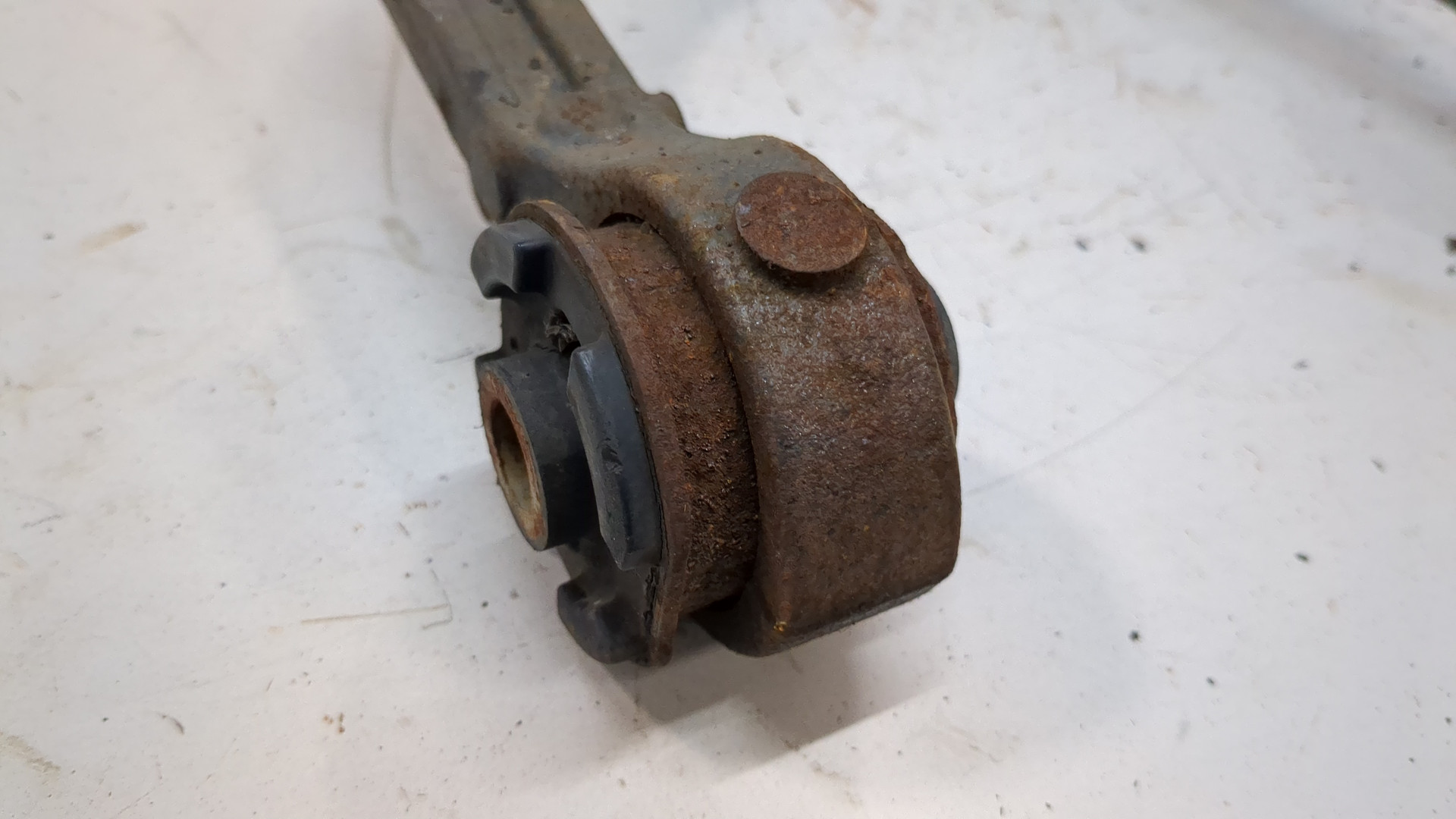 Рычаг передний правый