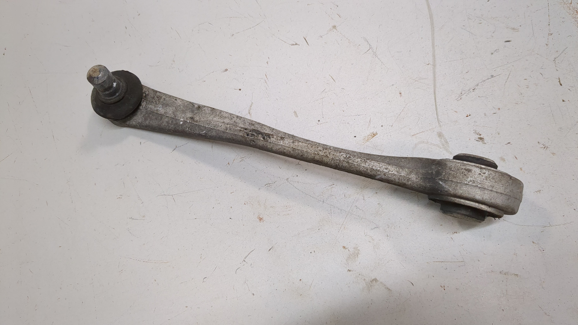 Рычаг передний левый