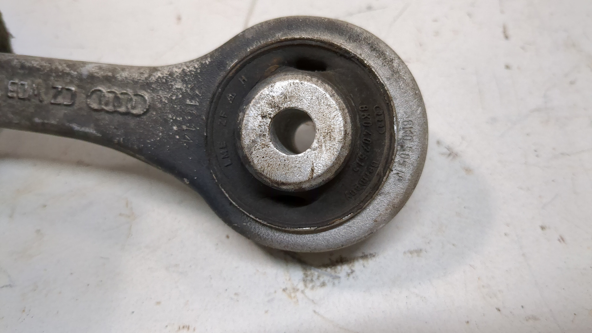 Рычаг передний левый