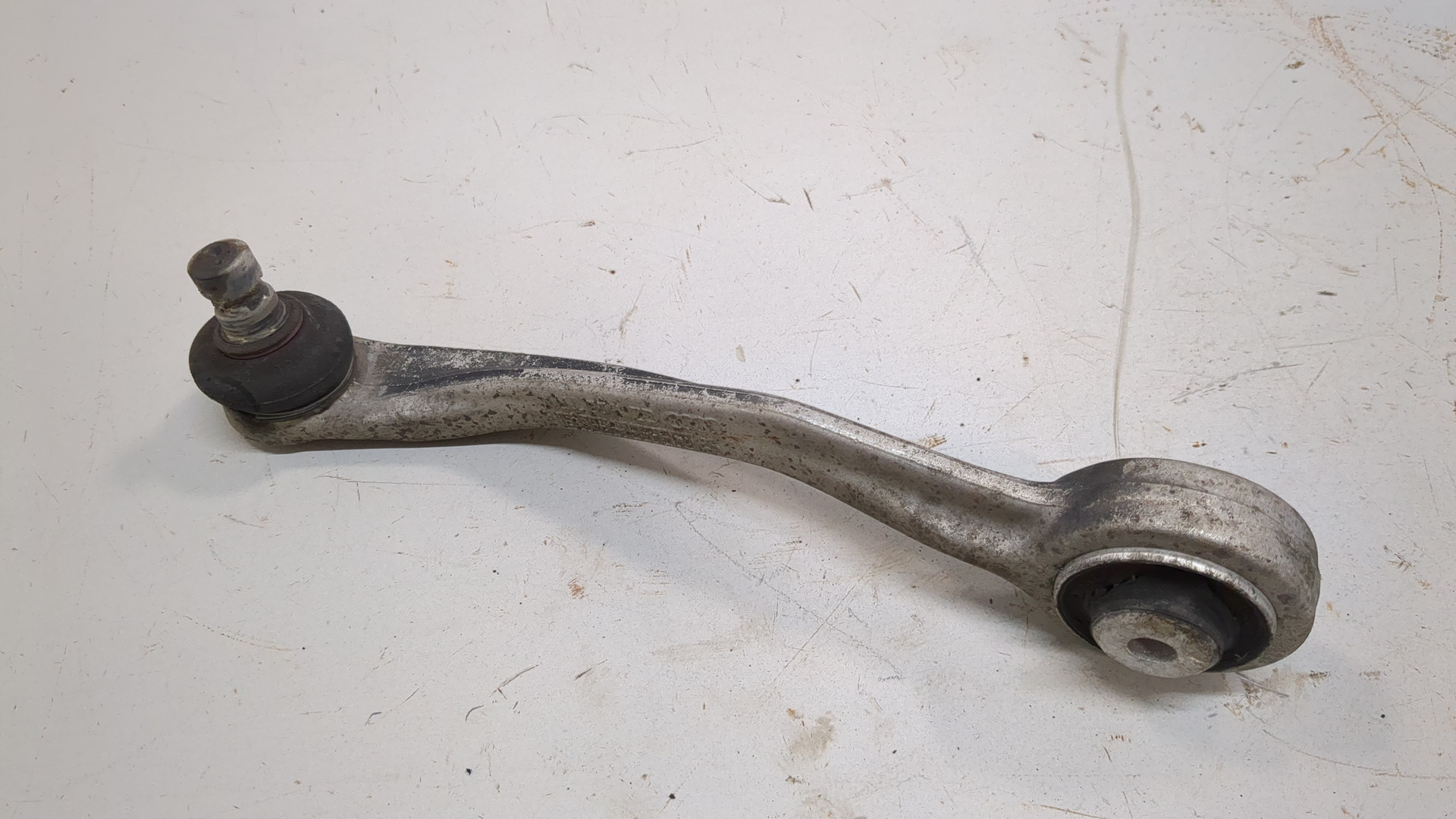 Рычаг передний левый