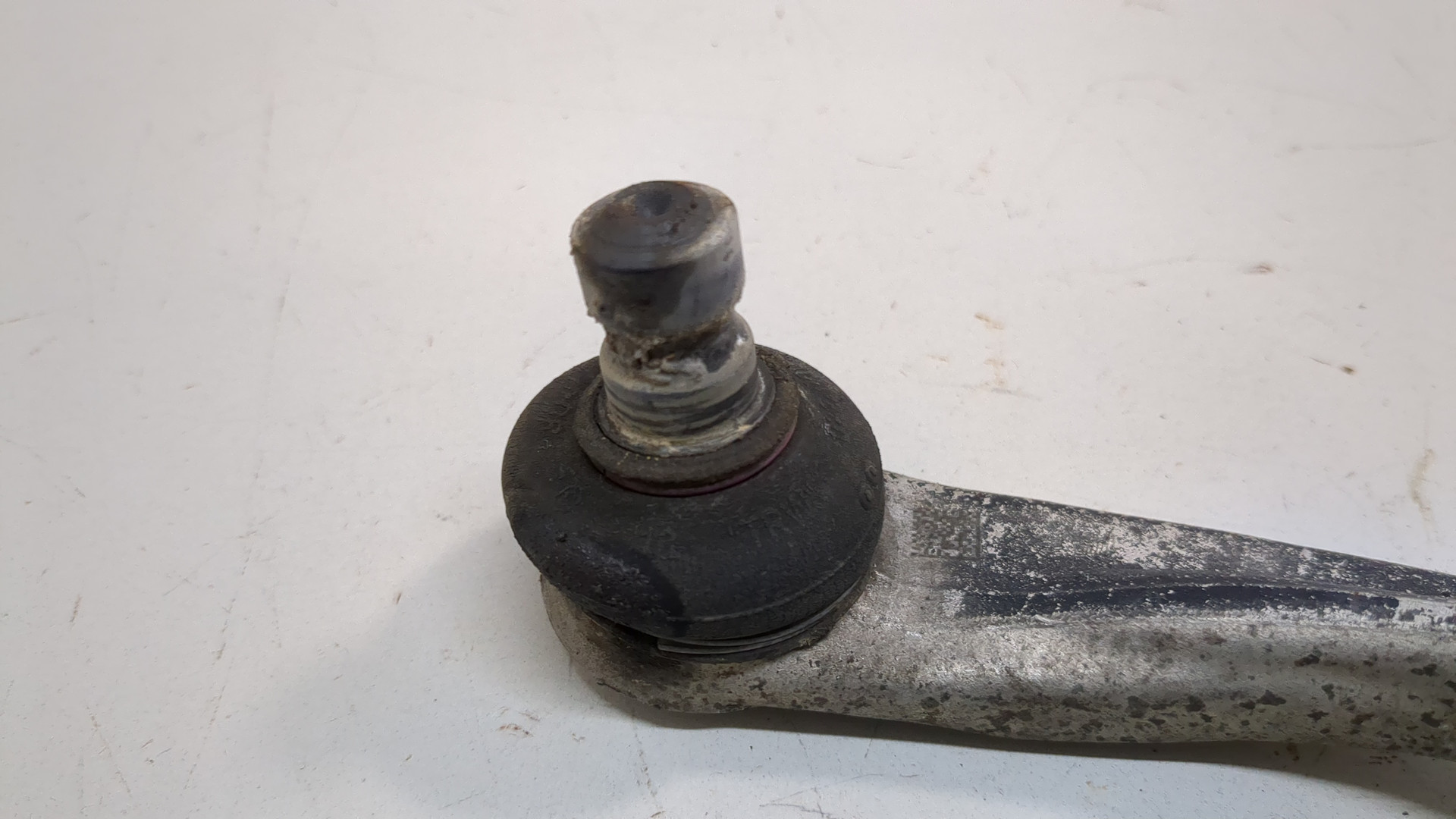 Рычаг передний левый