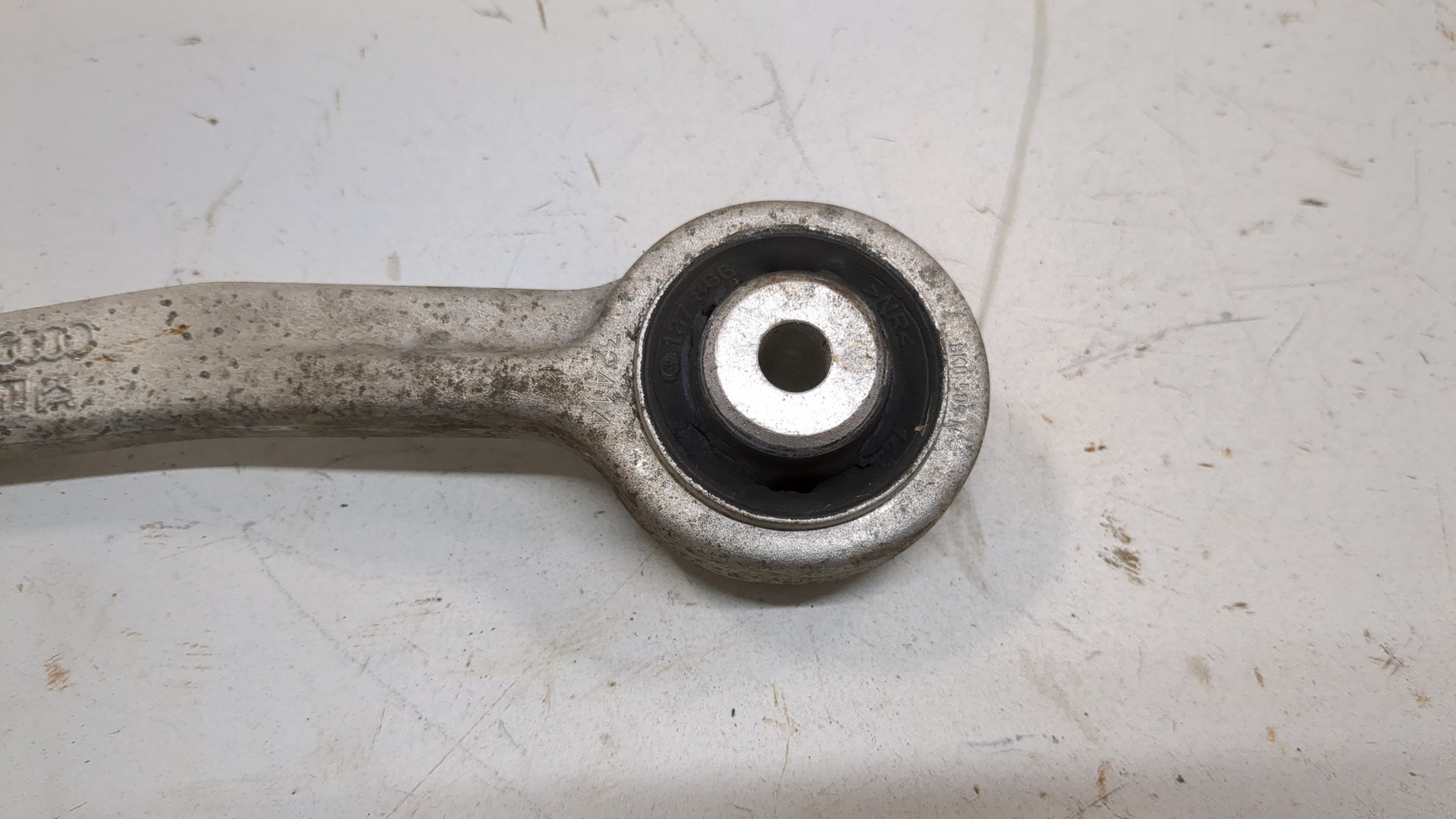 Рычаг передний левый