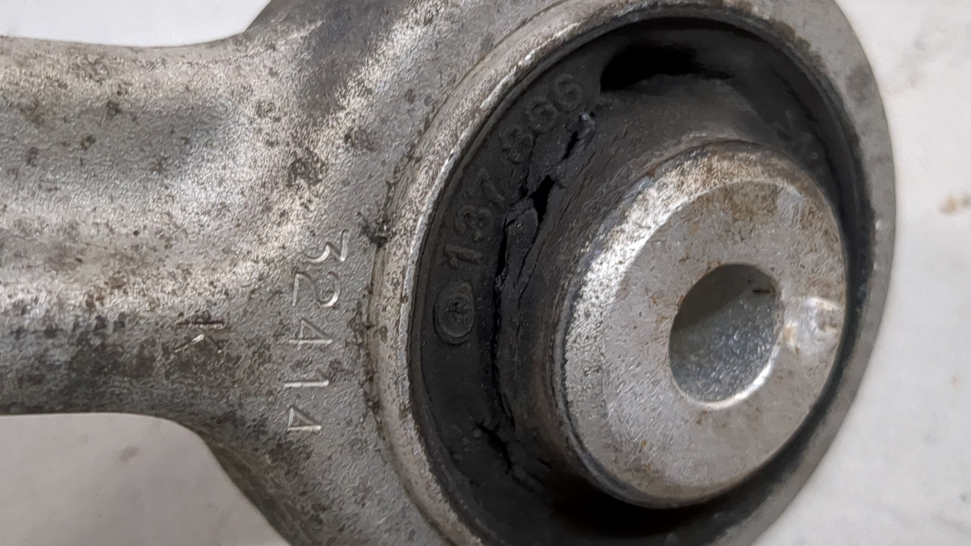 Рычаг передний левый