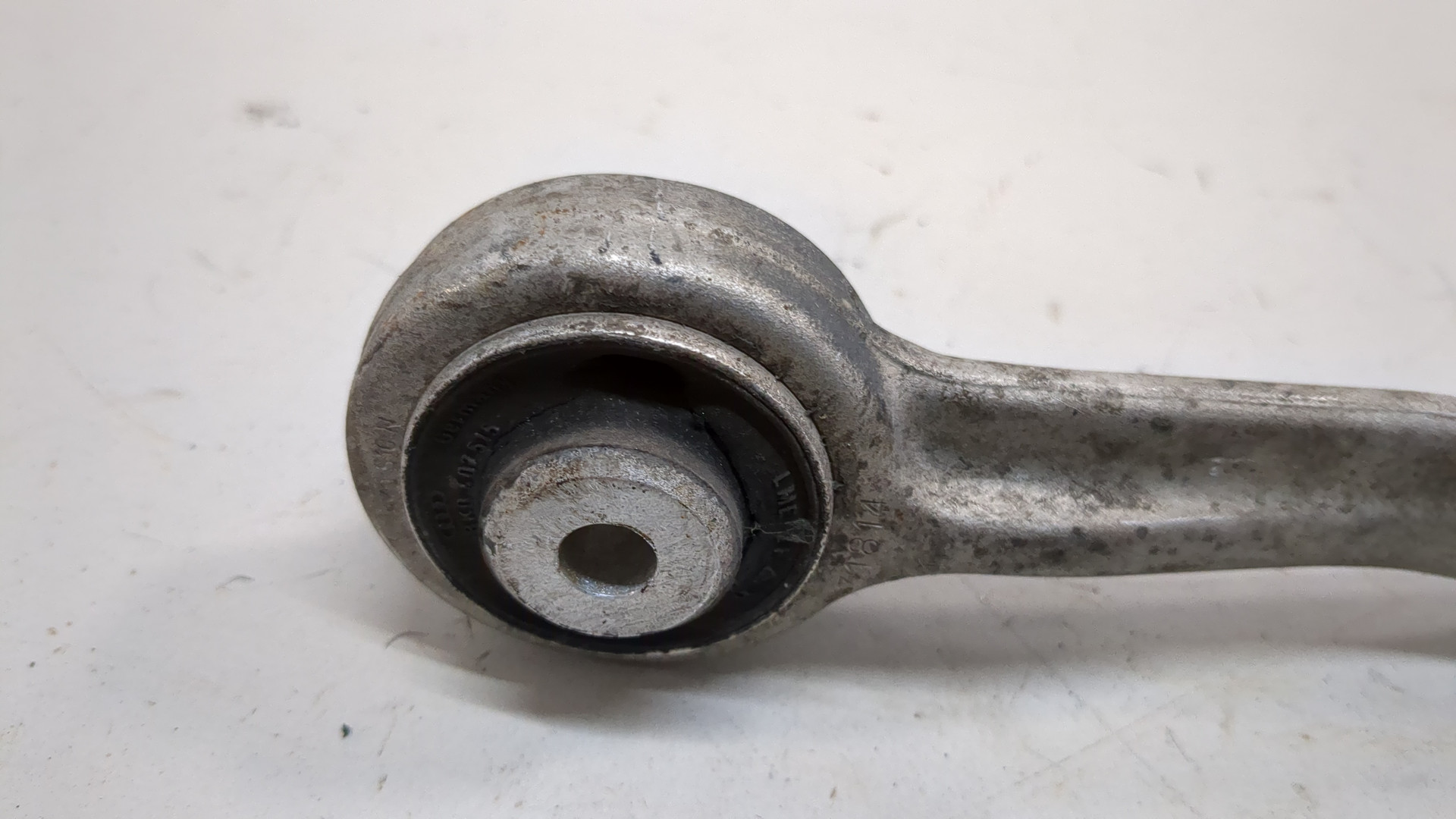 Рычаг передний правый