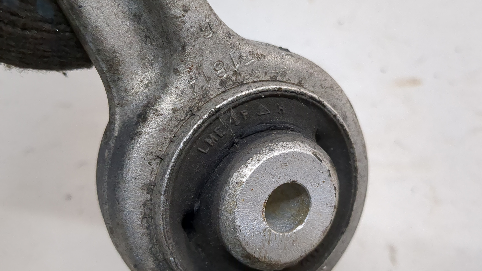 Рычаг передний правый