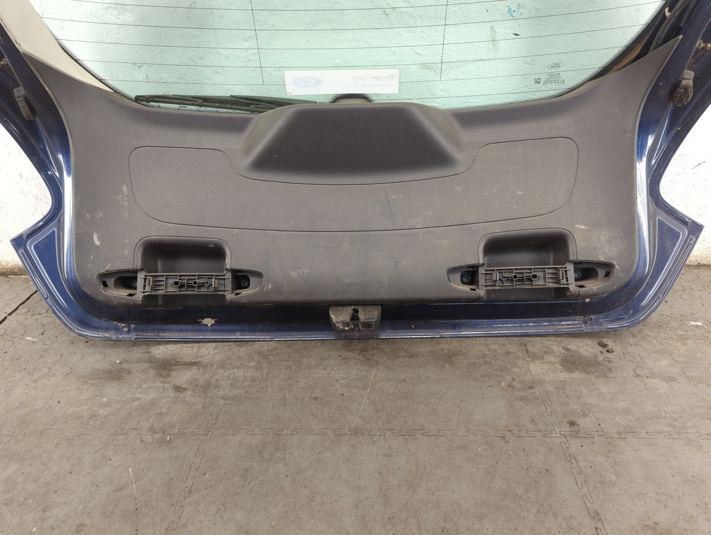 Дверь багажника