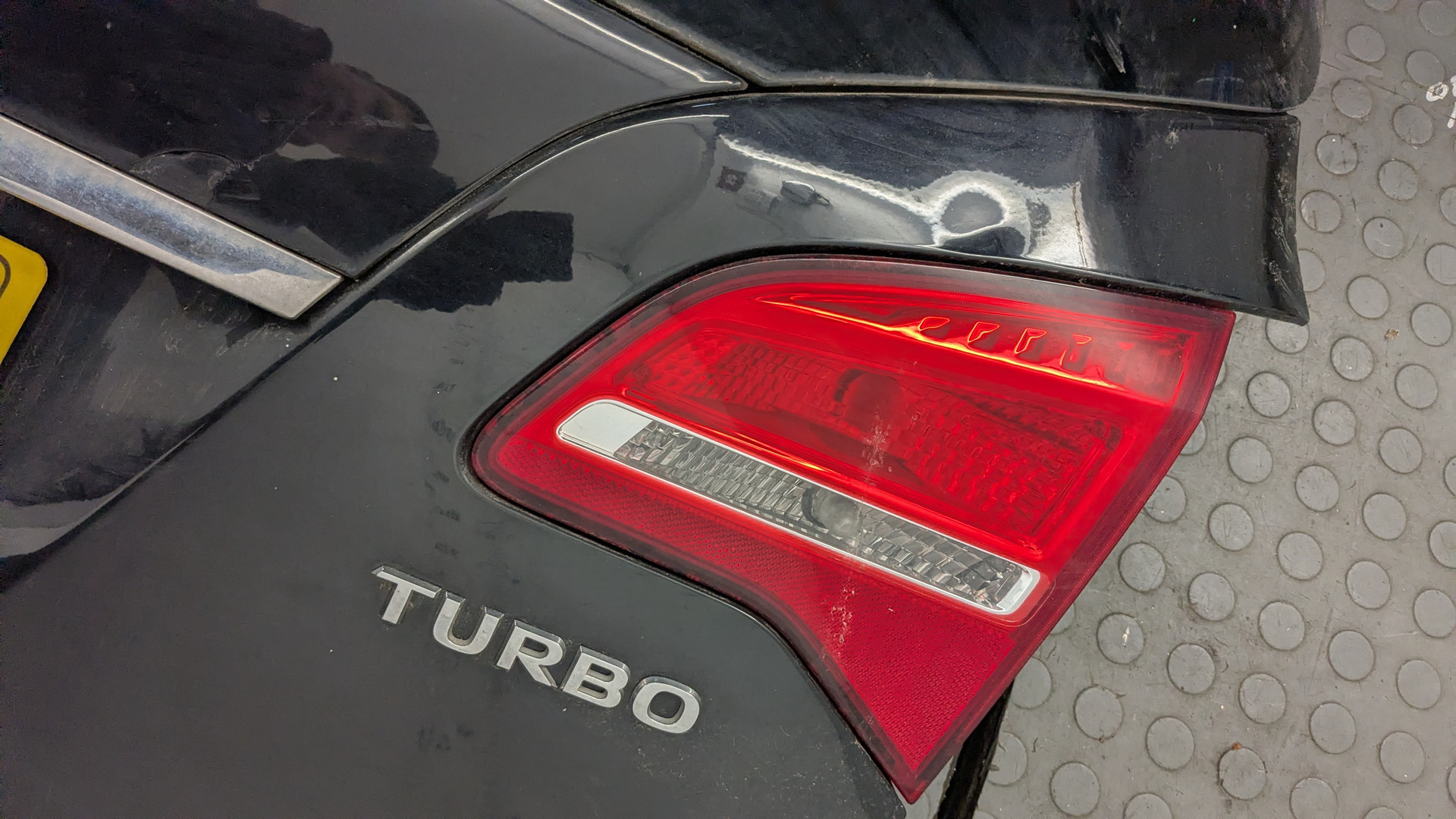 Дверь багажника