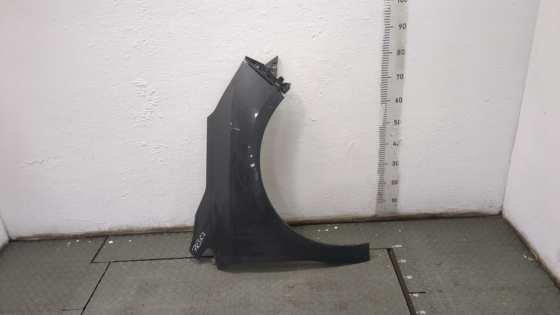 Крыло переднее правое