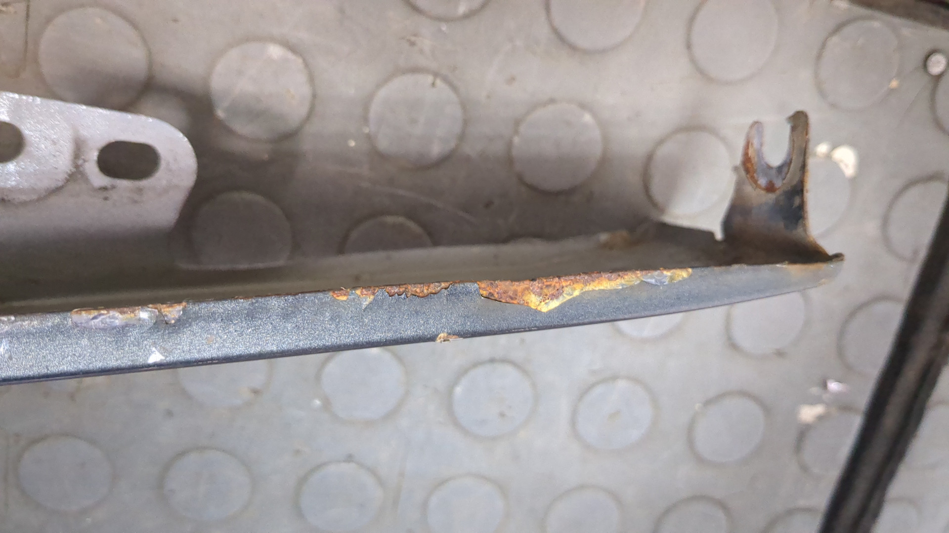 Крыло переднее правое