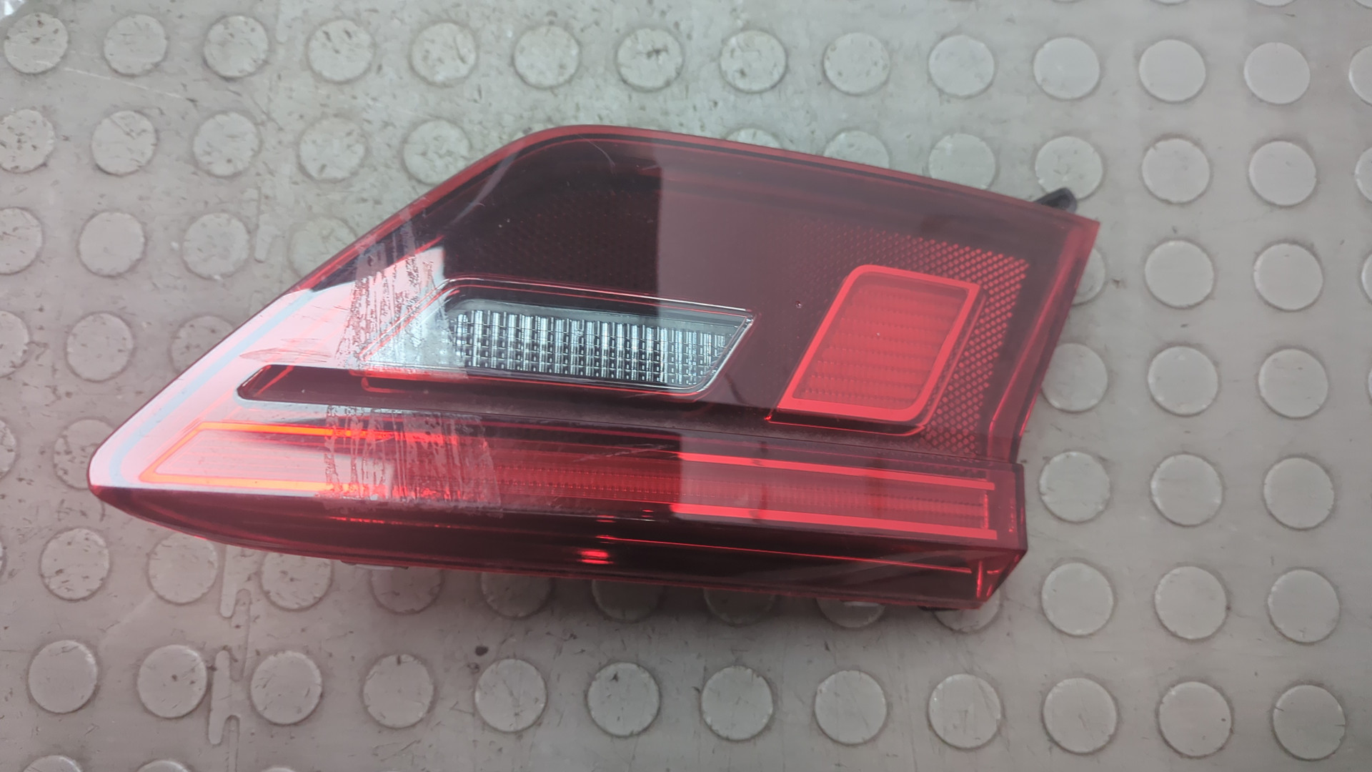 Фонарь задний внутренний левый