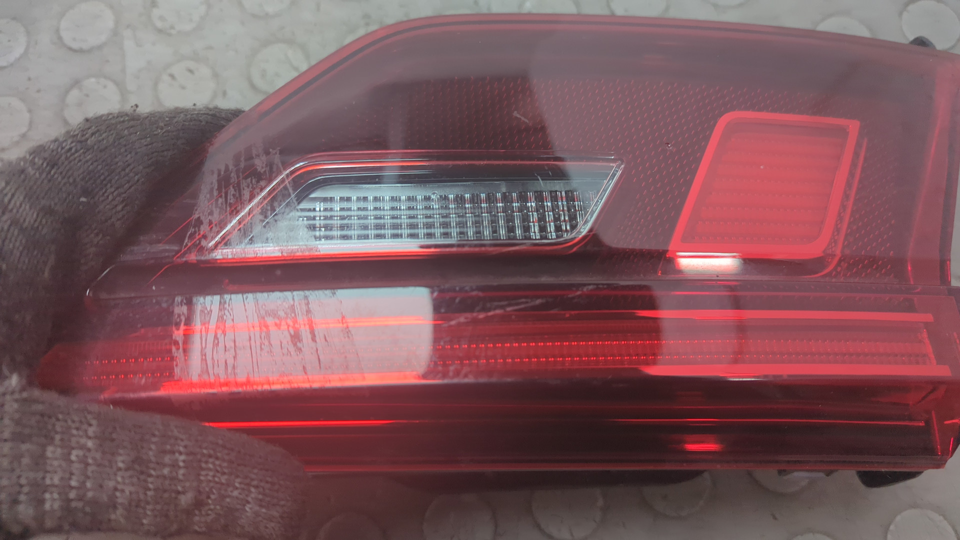 Фонарь задний внутренний левый