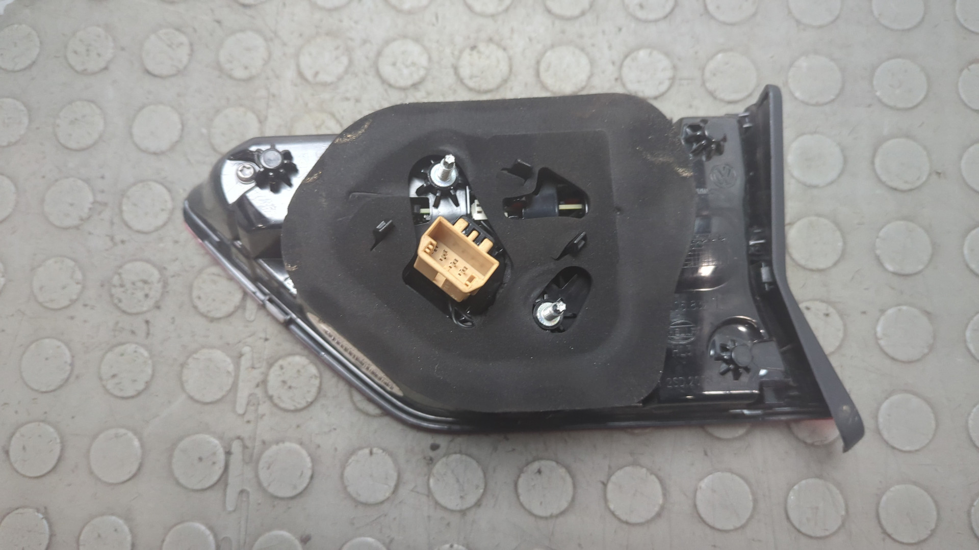 Фонарь задний внутренний левый