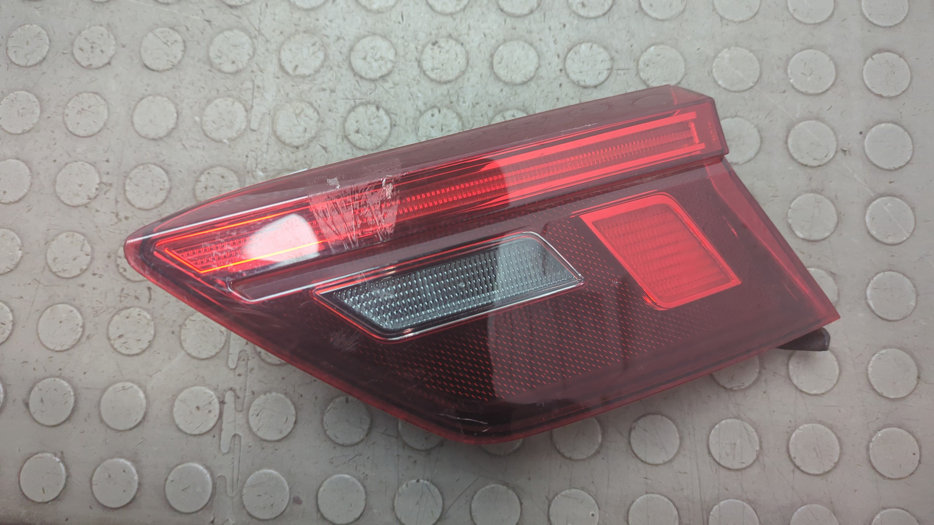 Фонарь задний внутренний правый