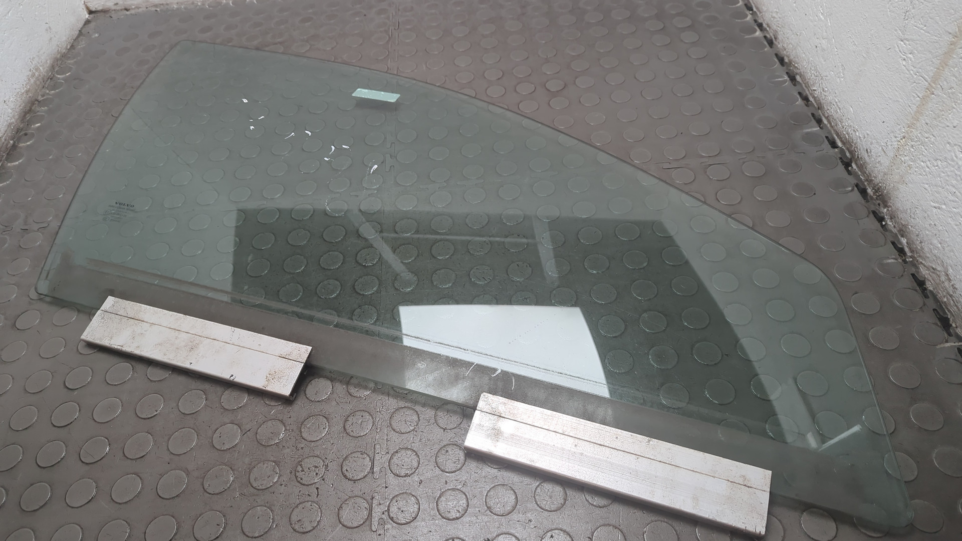 Стекло двери передней правой