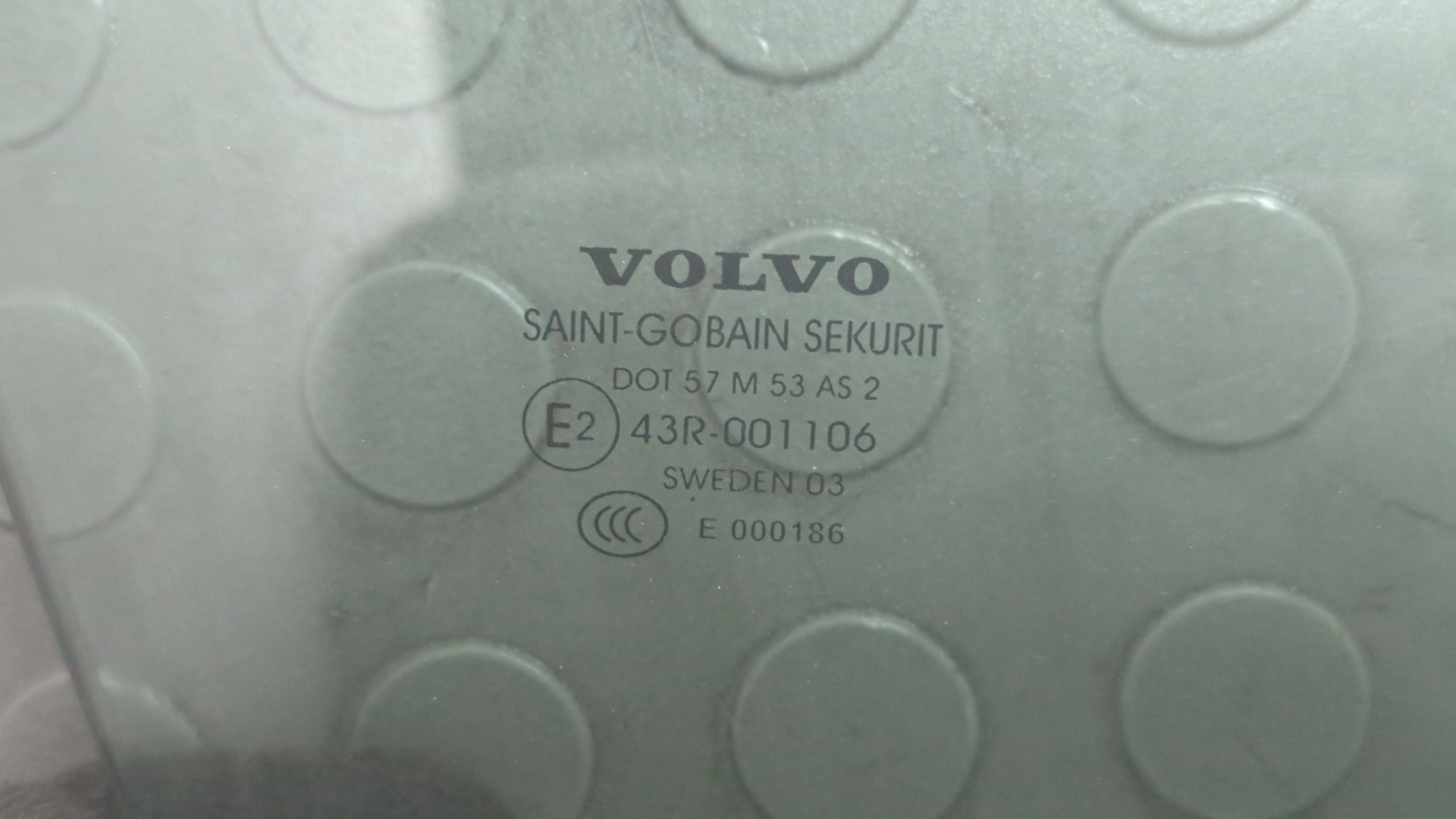 Стекло двери передней правой