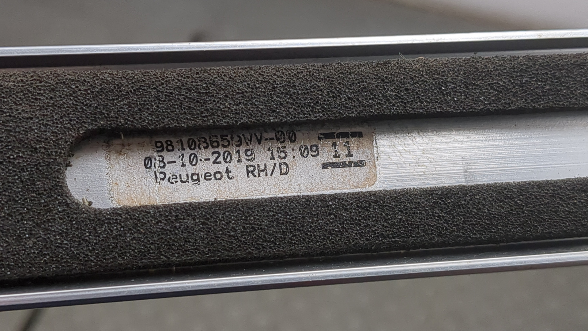 Рейлинг (релинг) правый (планка на крышу)