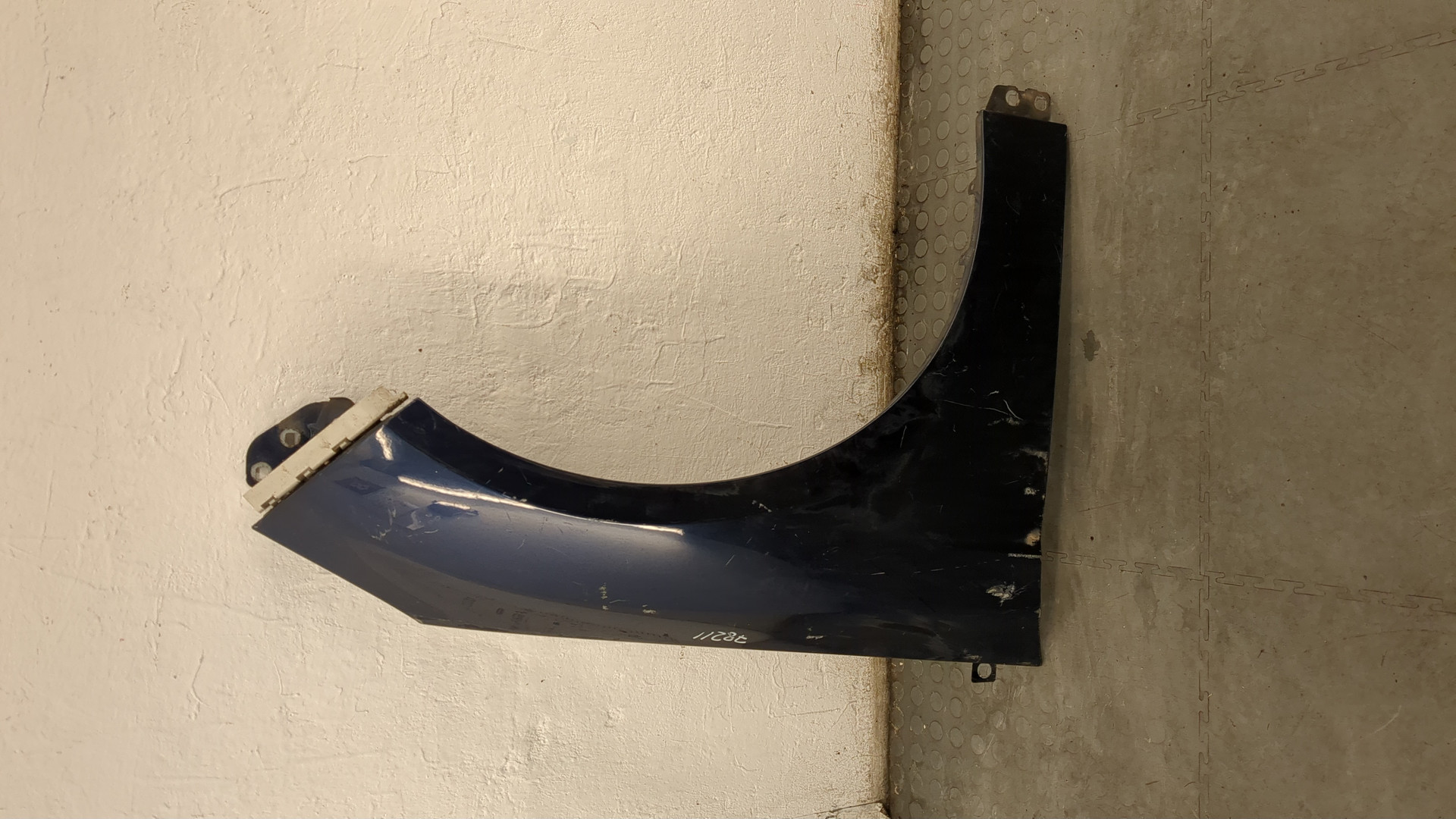 Крыло переднее правое