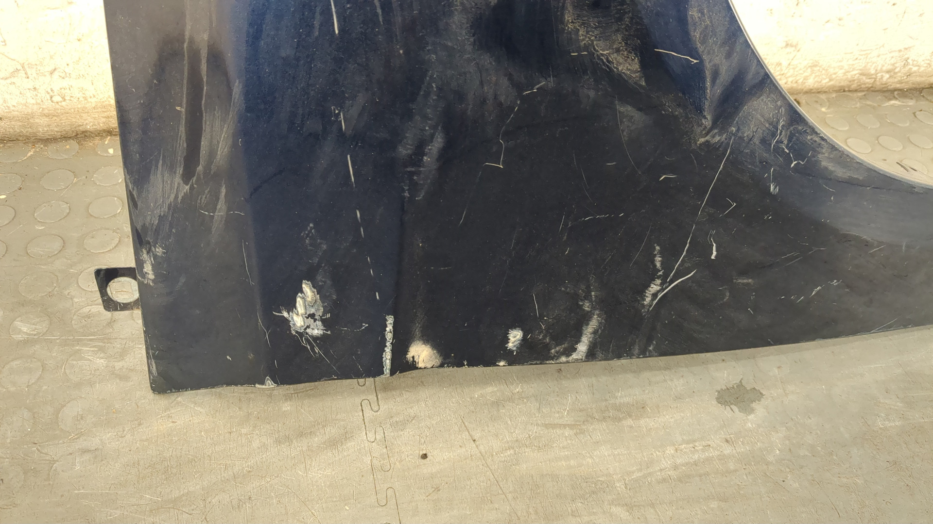 Крыло переднее правое